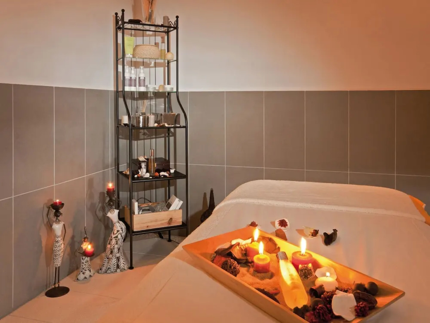 Spacious Holiday Home With Dishwasher and AC, in the Luberon