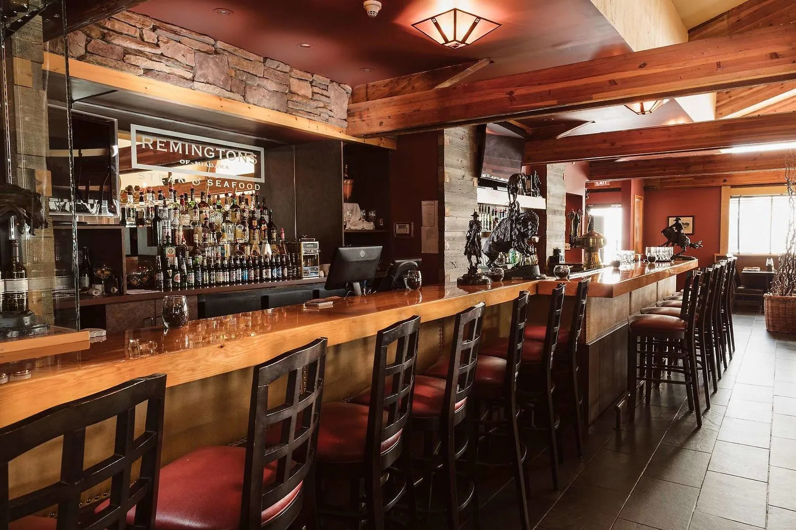 Oakes Hotel Overlooking the Falls