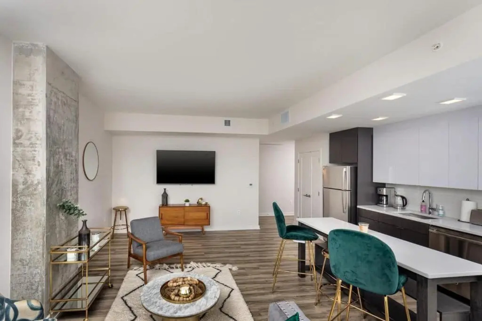 3BR Glass Suite With Gym & Pool By ENVITAE