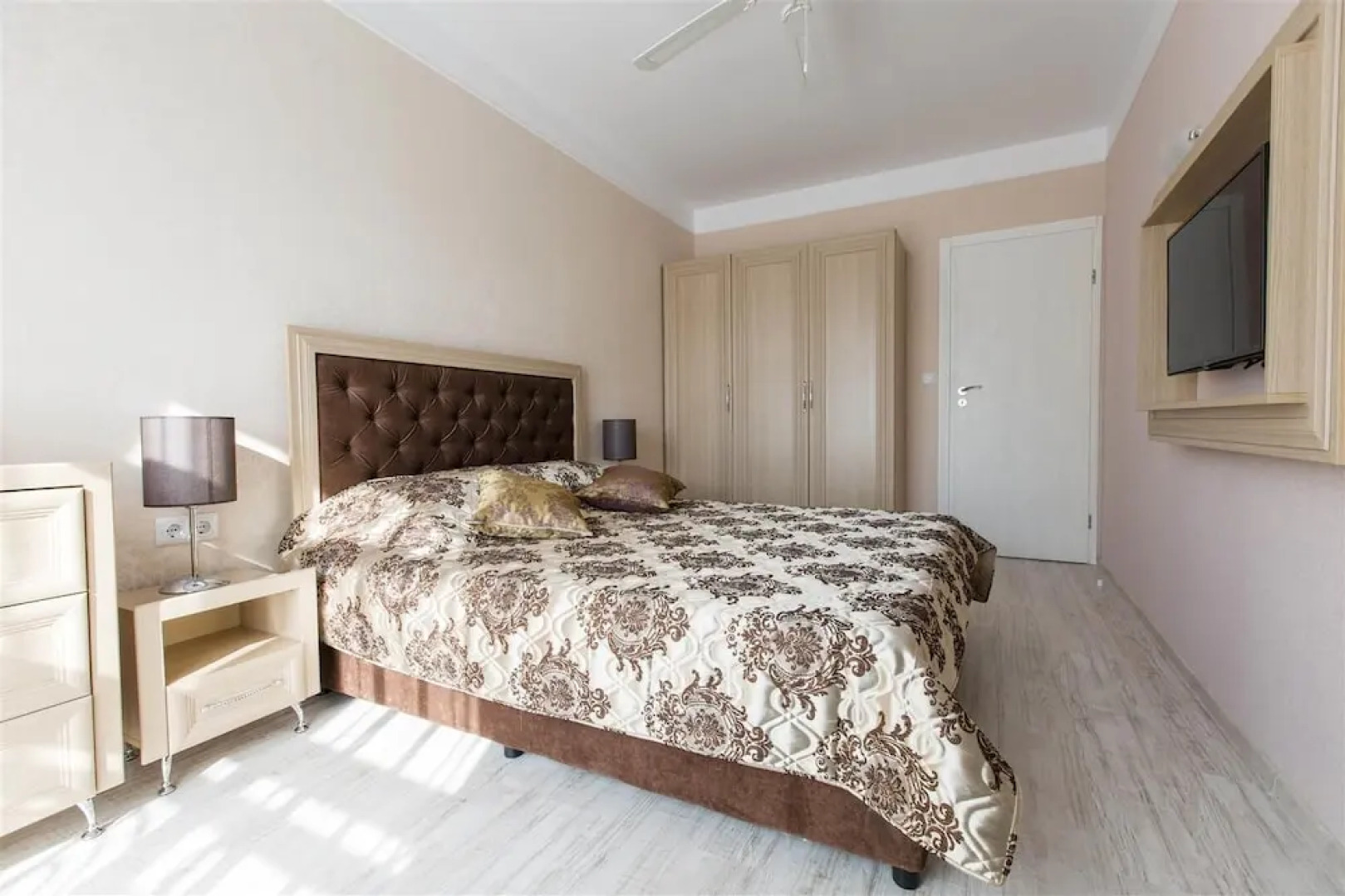 Apartcomplex Harmony Suites