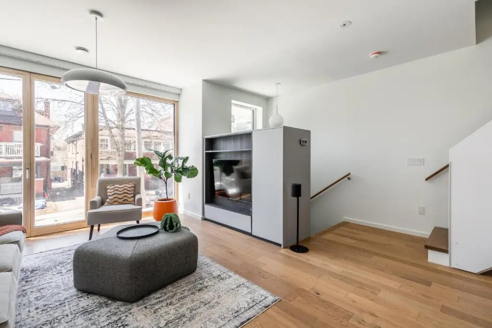 Modern Lakeside House in The Beaches