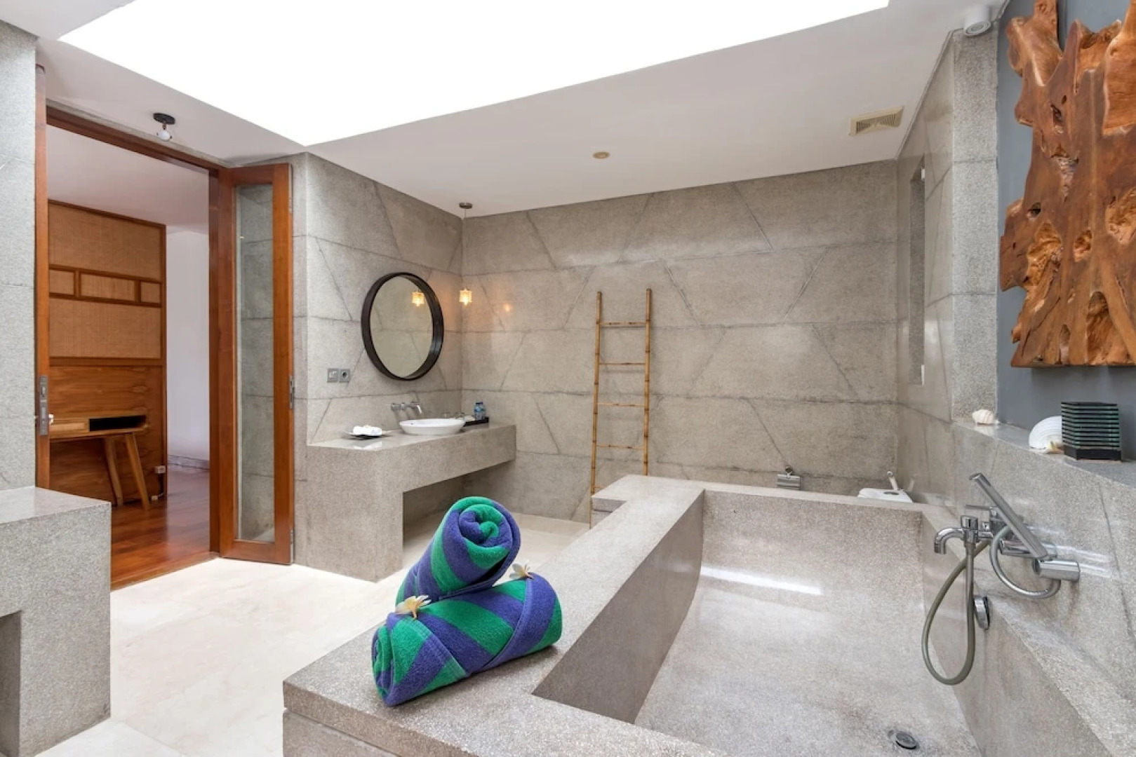 Wonderful Oceanfront 3 Br Villa in Seminyak