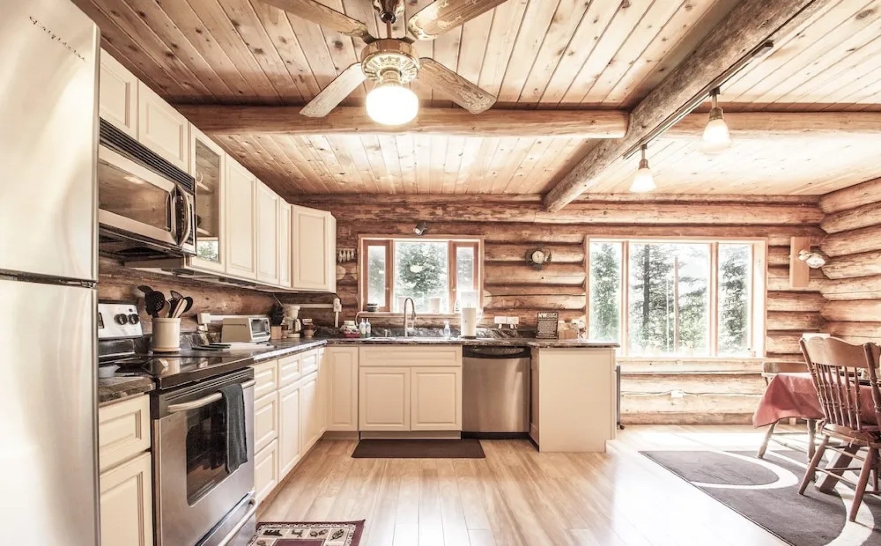 Whispering Winds Apartment 3 NW Comfy Cabins