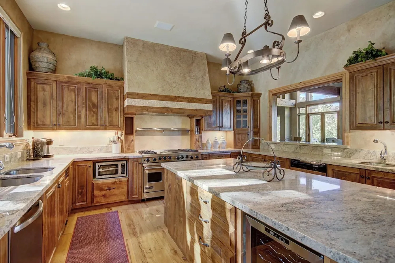 Luxury With Mountain Views, Private Hot Tub Arrowhead 6 Bedroom Townhouse
