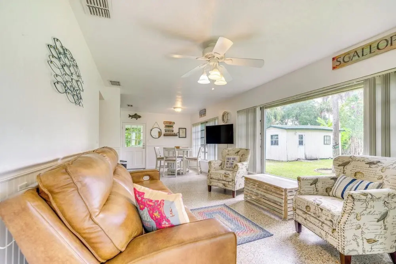 Sunny Home in Yankeetown w/ Lanai & Backyard!