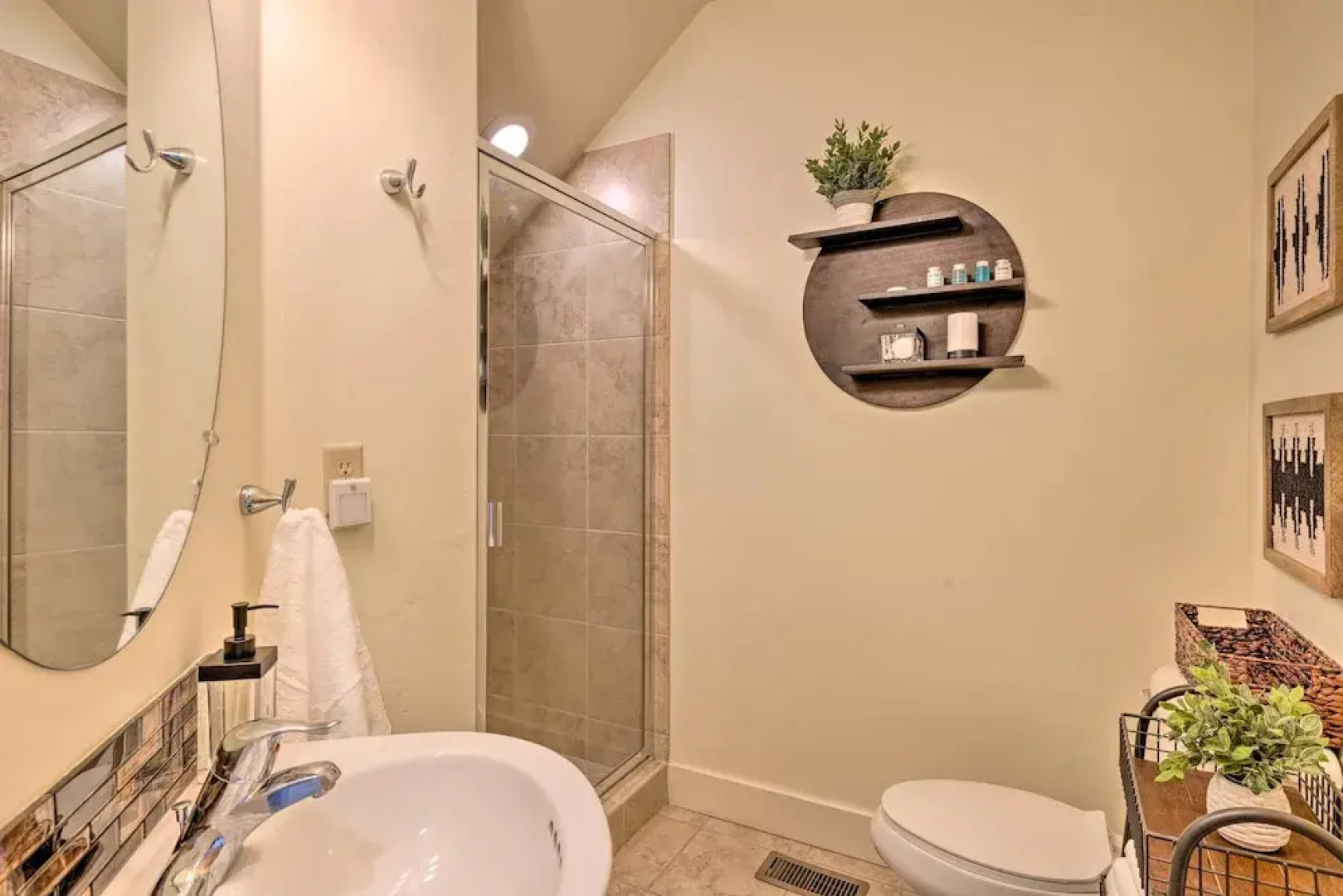 Walkable Park Mountain Getaway: Hot Tub & Views!