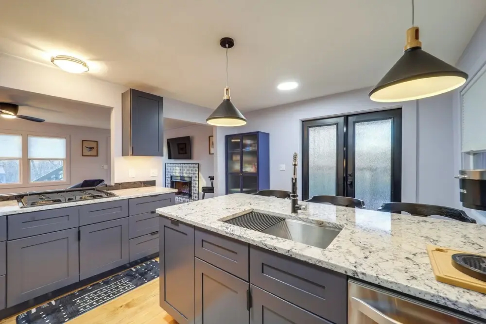 Steps to Dtwn & Fabulous Restaurants: Chic Condo