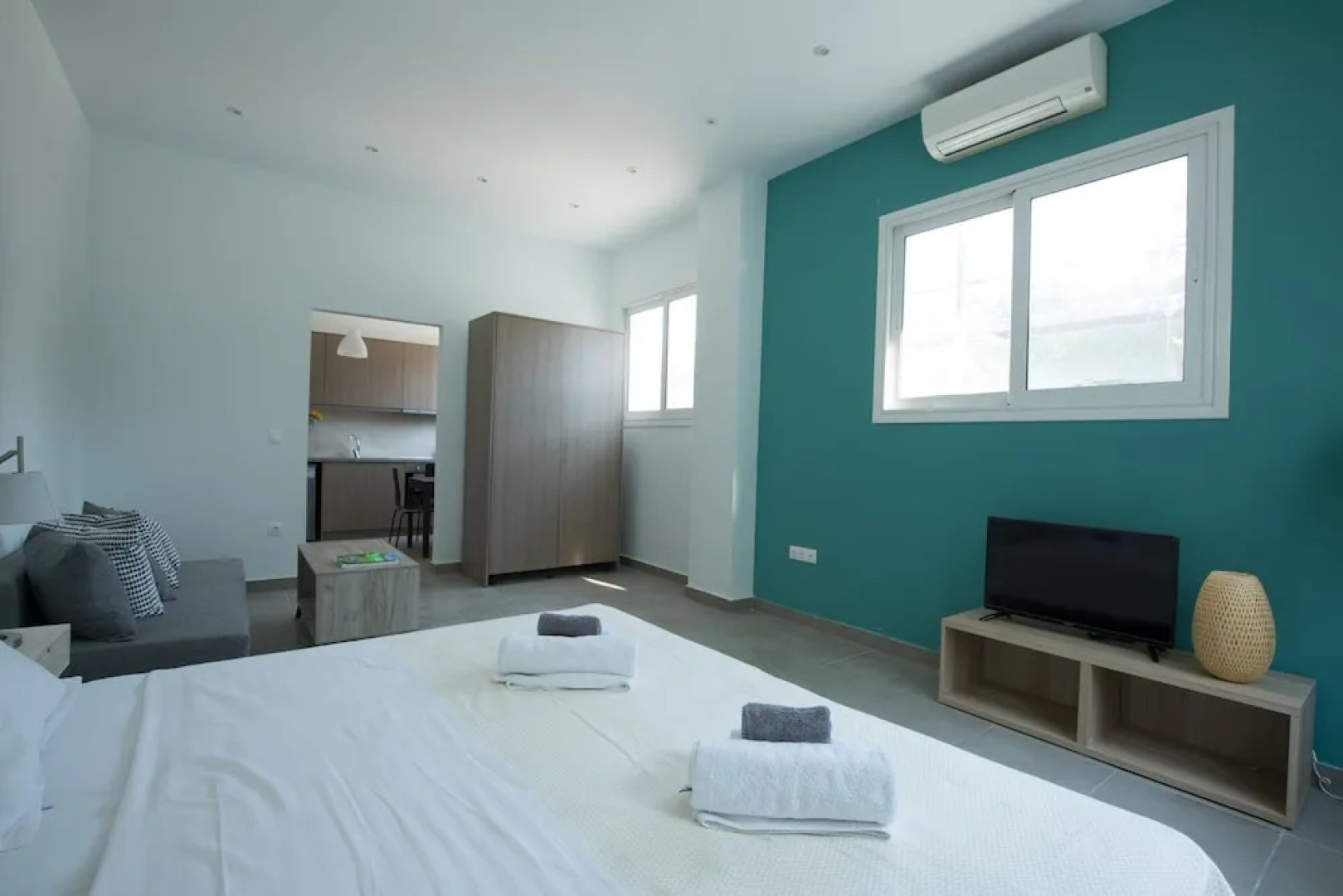 Local Hostel & Suites