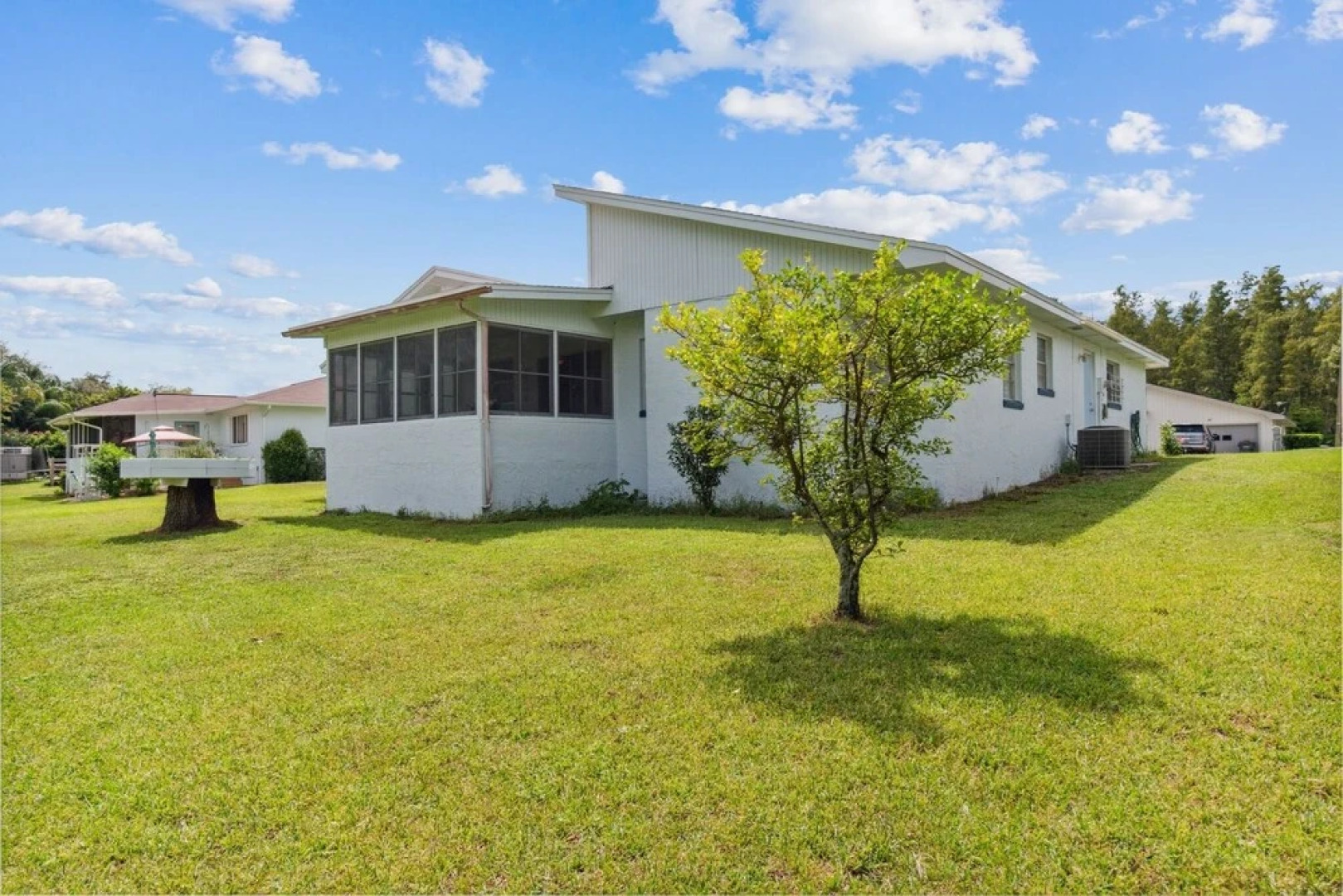 The Lake Home - Beautiful Oasis In The Heart Of Florida! 2 Bedroom Home by RedAwning