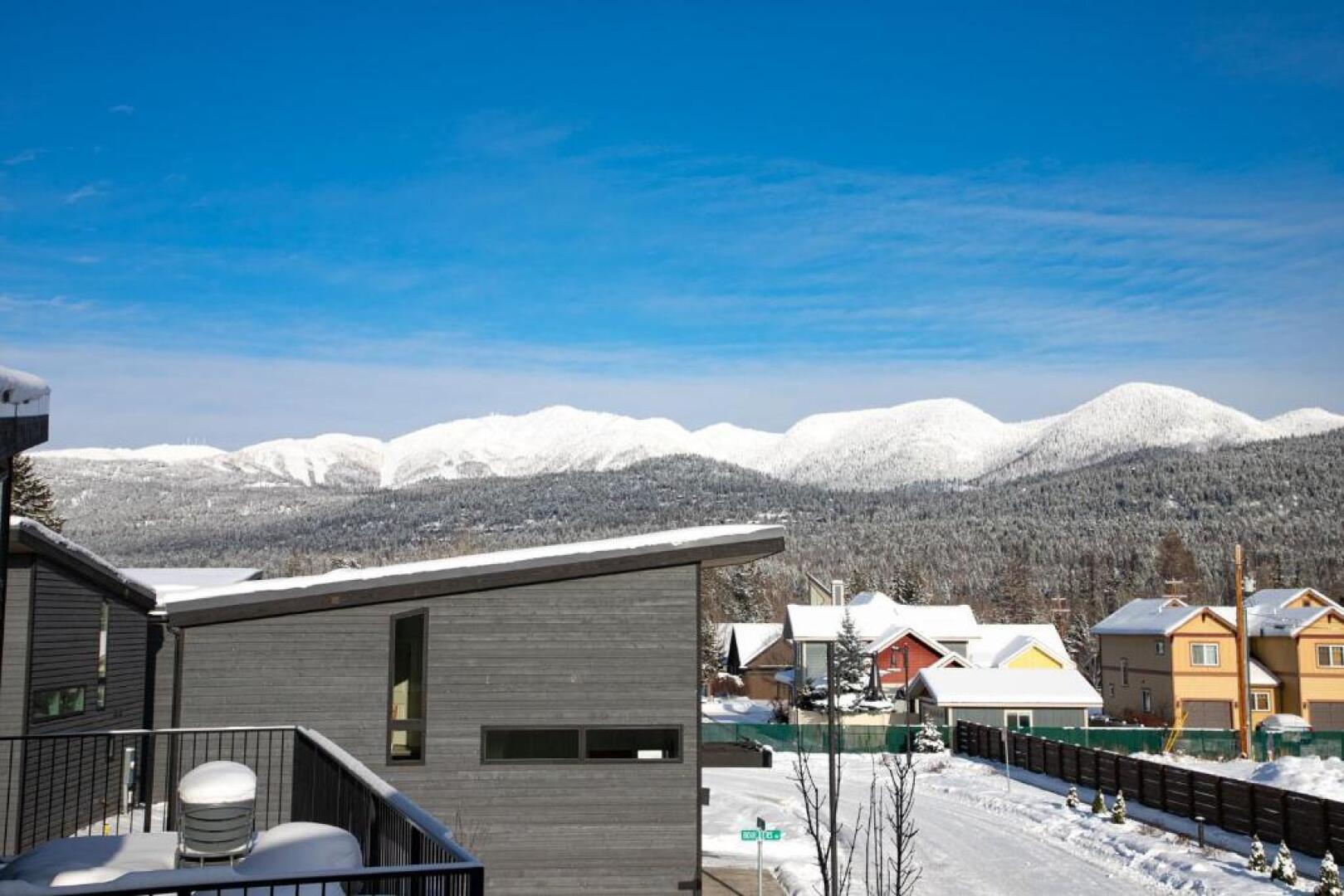 Modern Ski Chalet, 10mins to Skiing, Hot Tub & Mountain Views