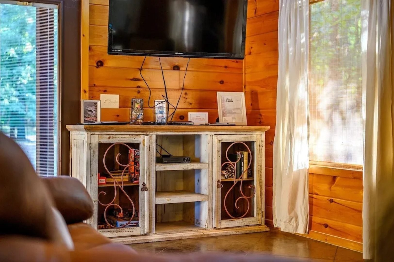 Okehi Pine Cabin With Wood Burning Fireplace and Outdoor Hot Tub by Redawning