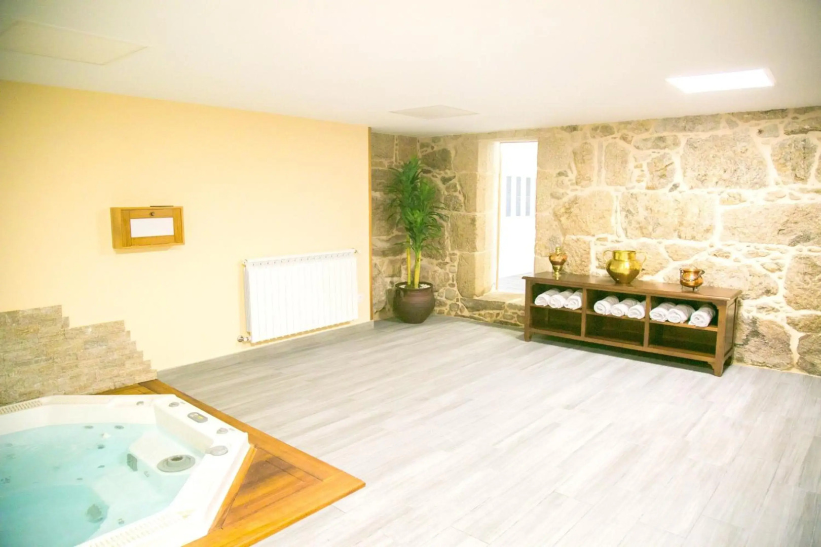 4 bedrooms house with private pool jacuzzi and enclosed garden at Cuntis