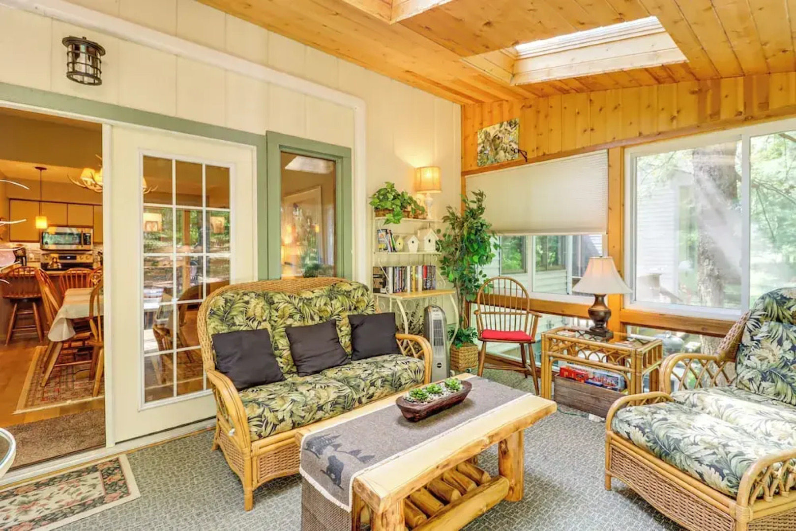 Walk to Restaurants: Lake Harmony Townhome!