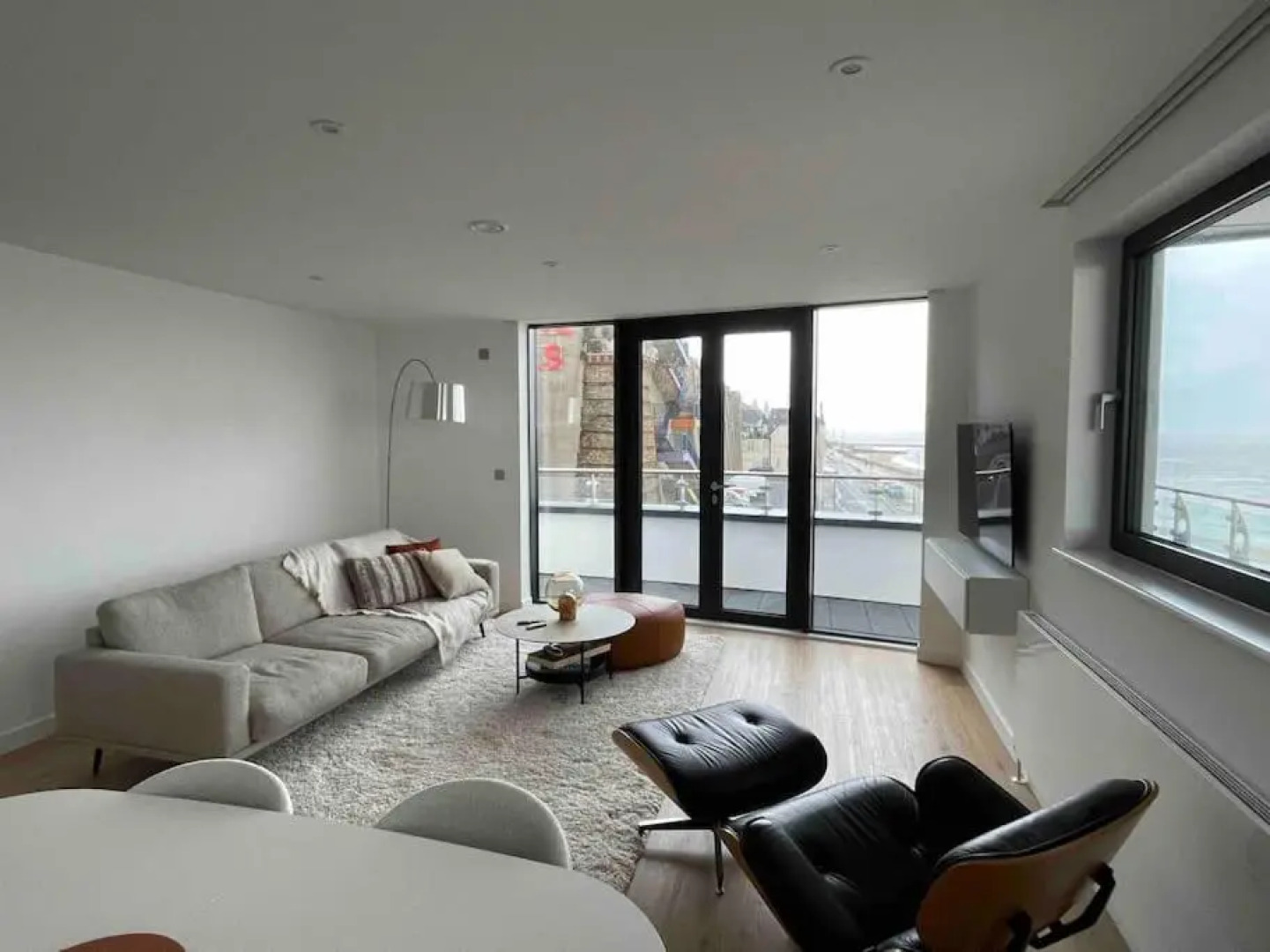 Gorgeous 2 Bed Apartment with Stunning Sea Views with Free Parking and Fast Internet