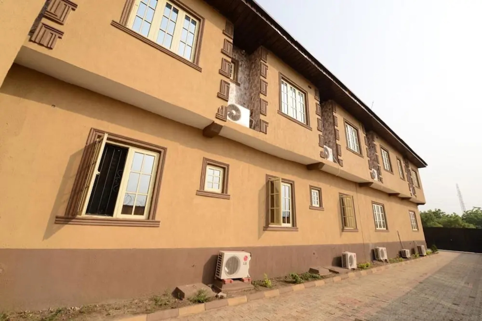 Momak 1 Hotel & Suites