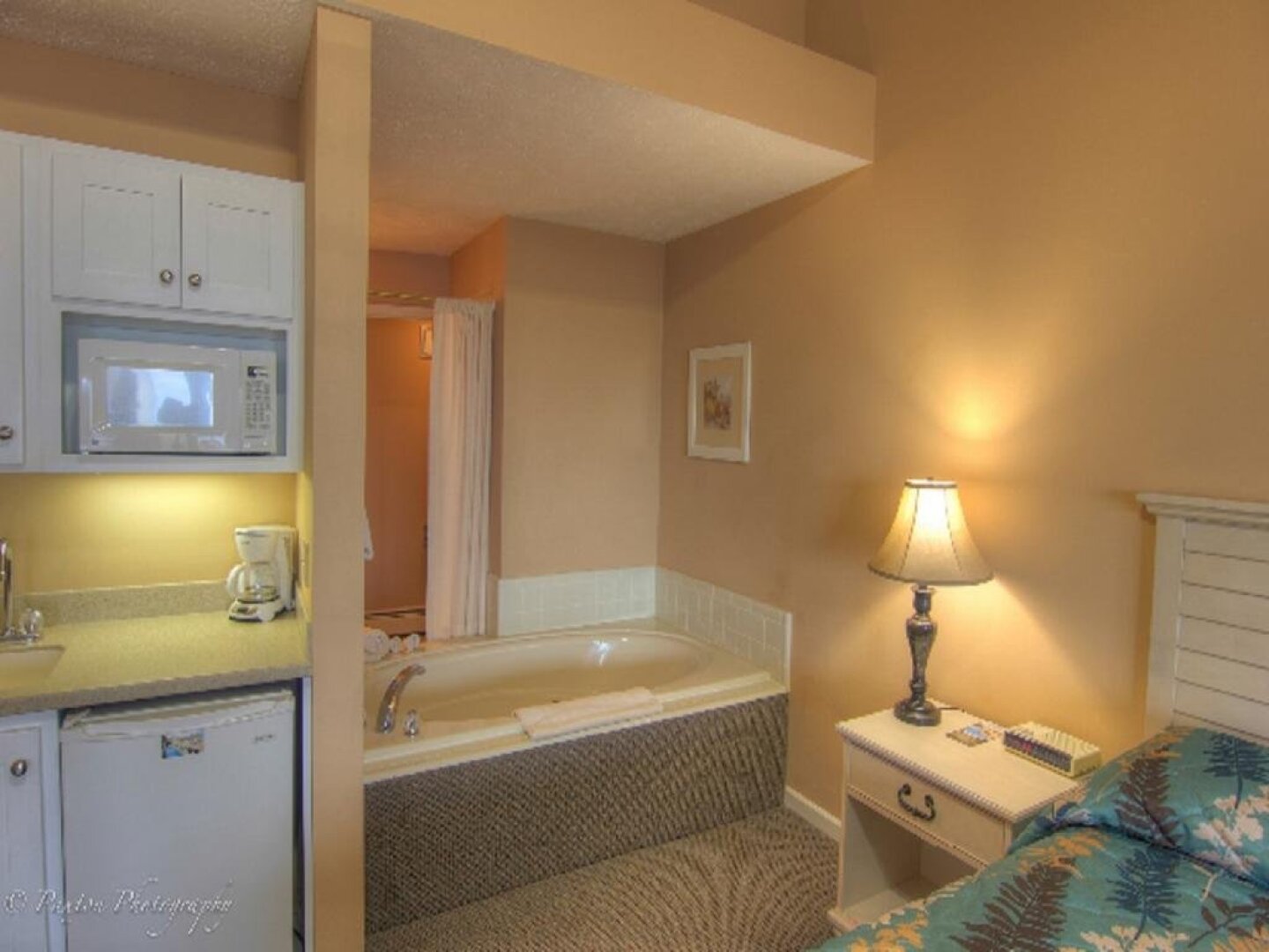 Pointes North Beachfront Hotel – 2 Person Spa Tub Studios