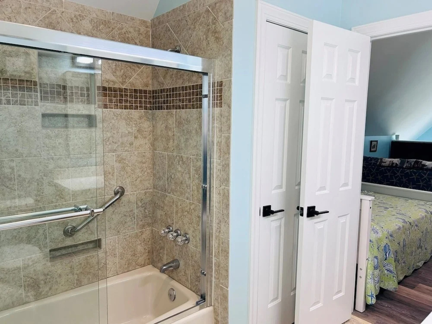 Serenity's Star 4 Bedroom Home by RedAwning