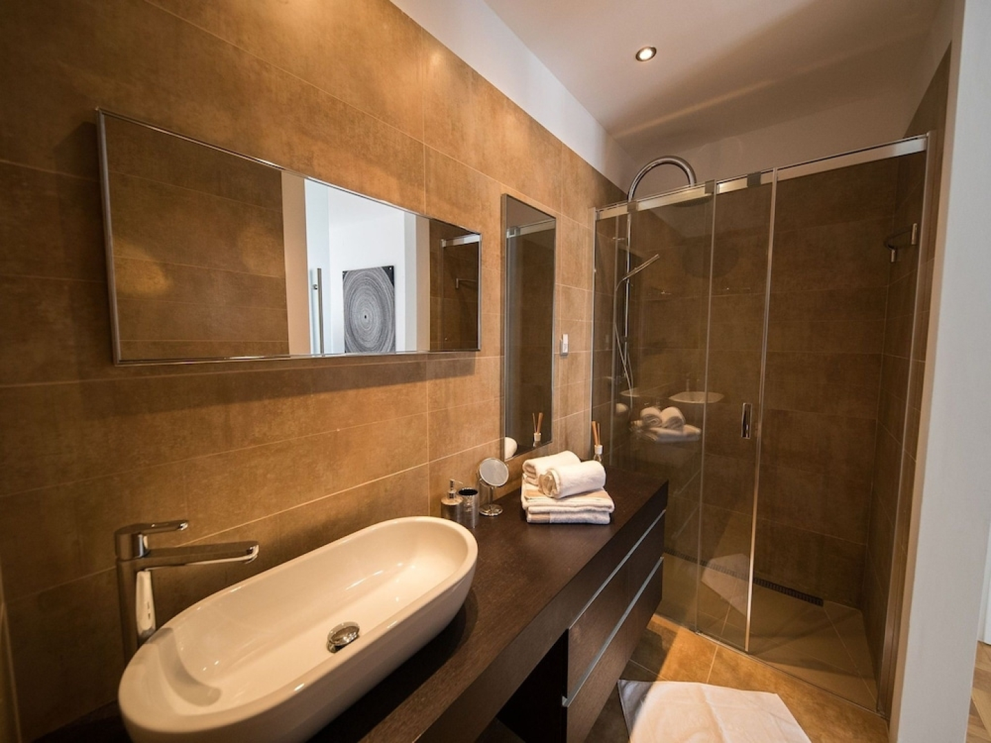 Modern Villa With Pool and Hot Tub, Near the Sea