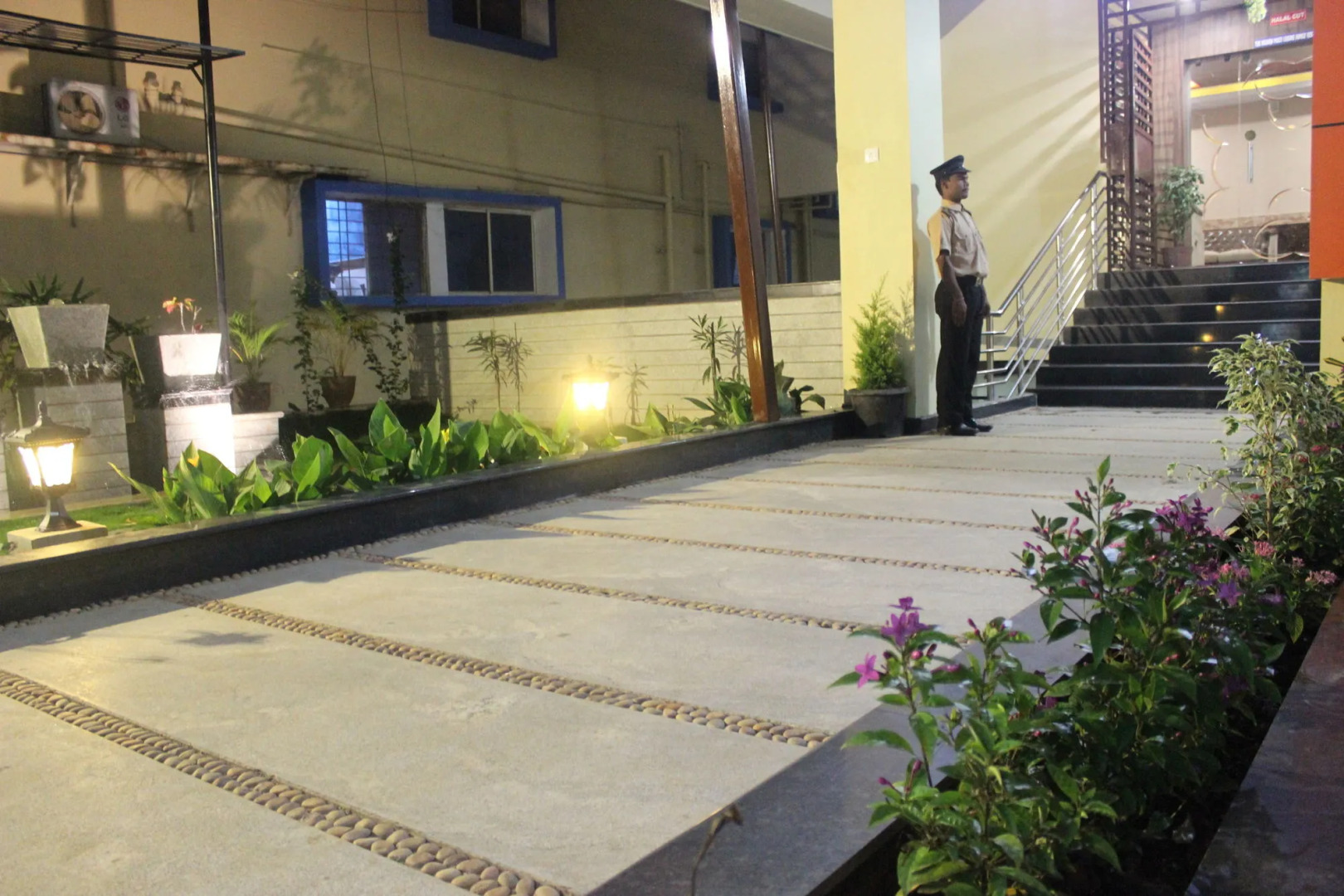 Hotel Raj Vista - Suites & Convention