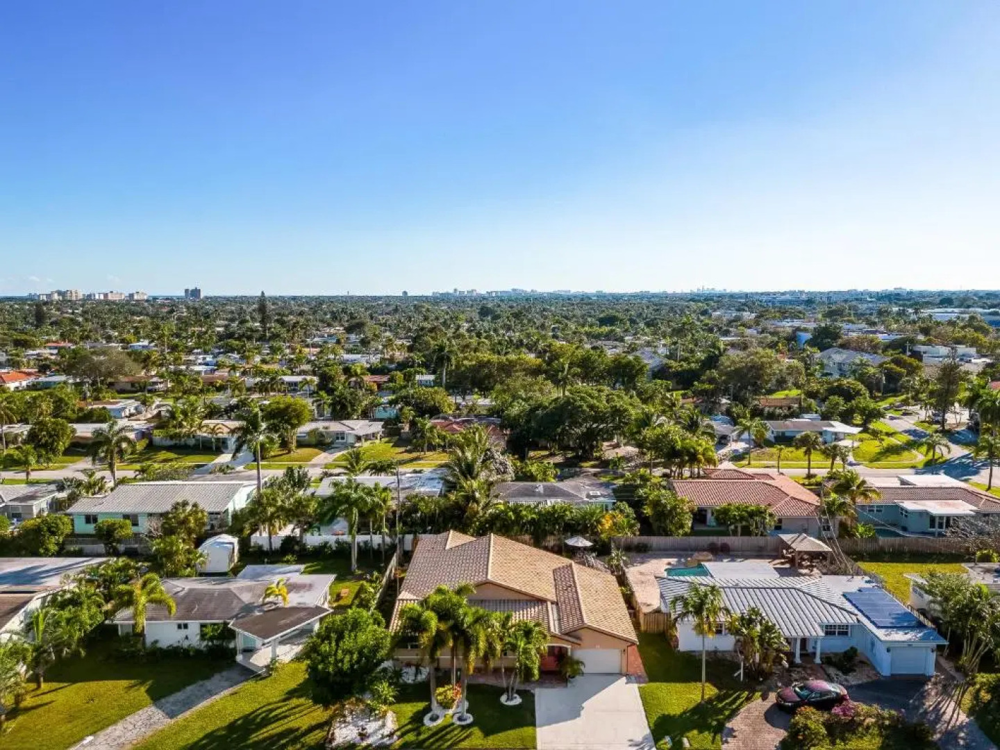 LUX 4 Bedrooms Private HTD Salt Water Pool With Concierge Service