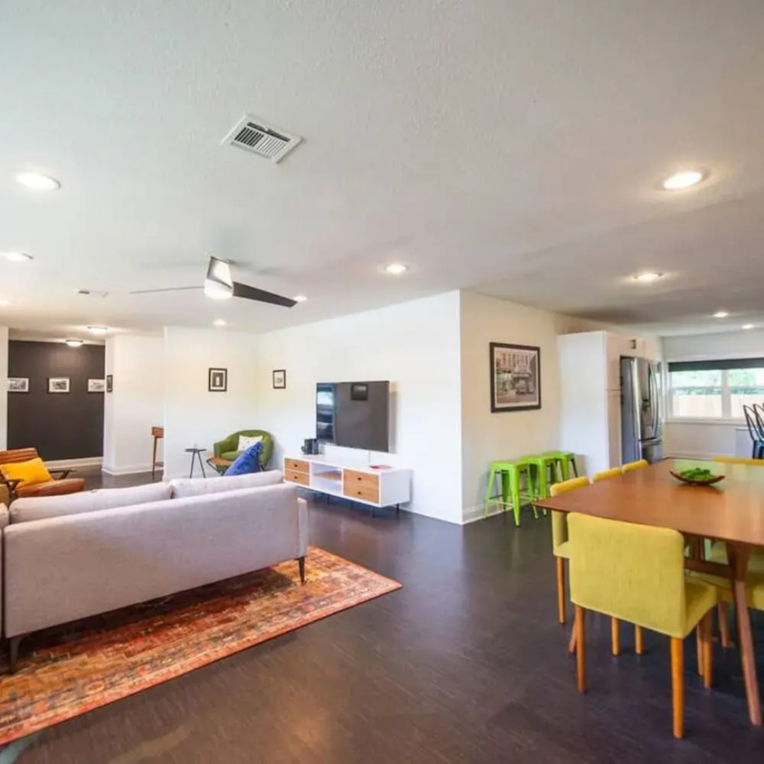 The Mod Poppy Large Home 10 Minutes From it all