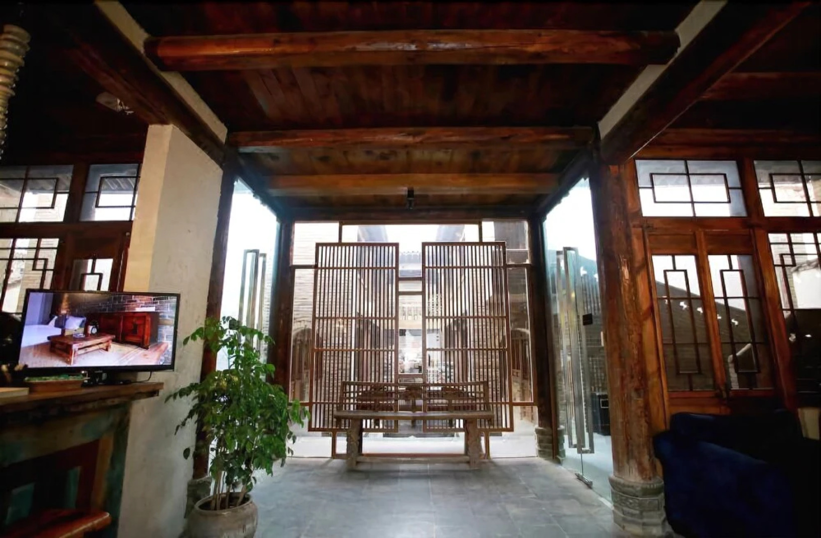 Zuoyouke Theme Hotel