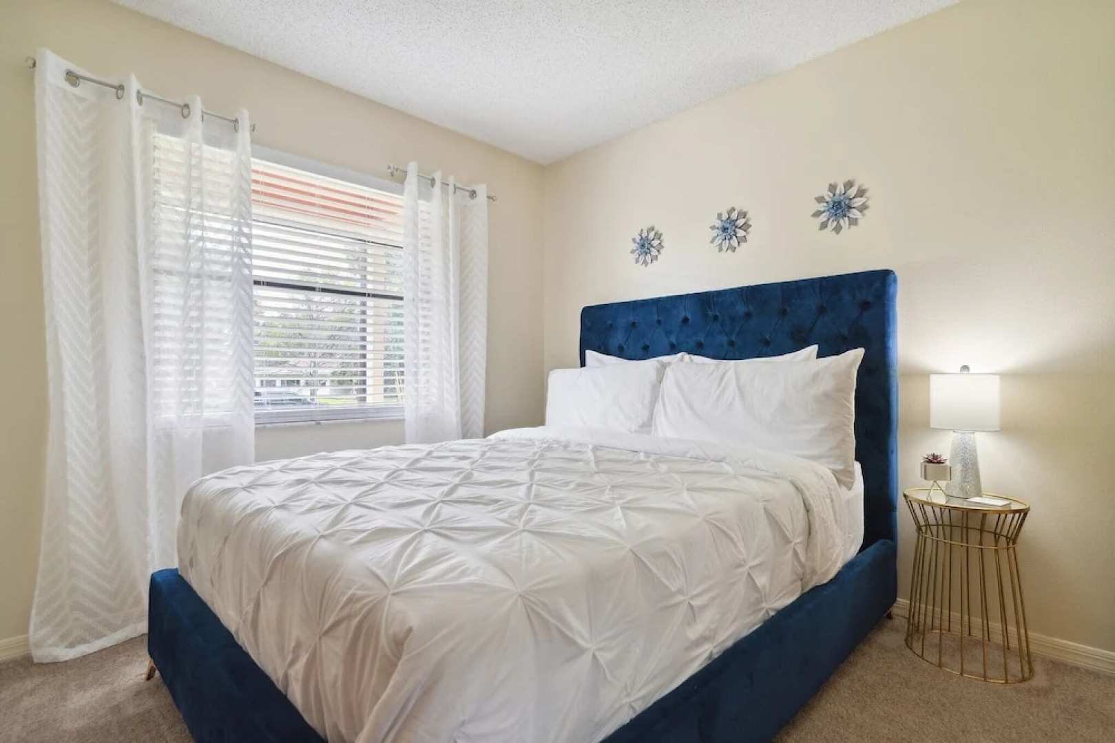 Sunny Retreat - Spacious Yard, Firepit, & Grill 3 Bedroom Home by Redawning