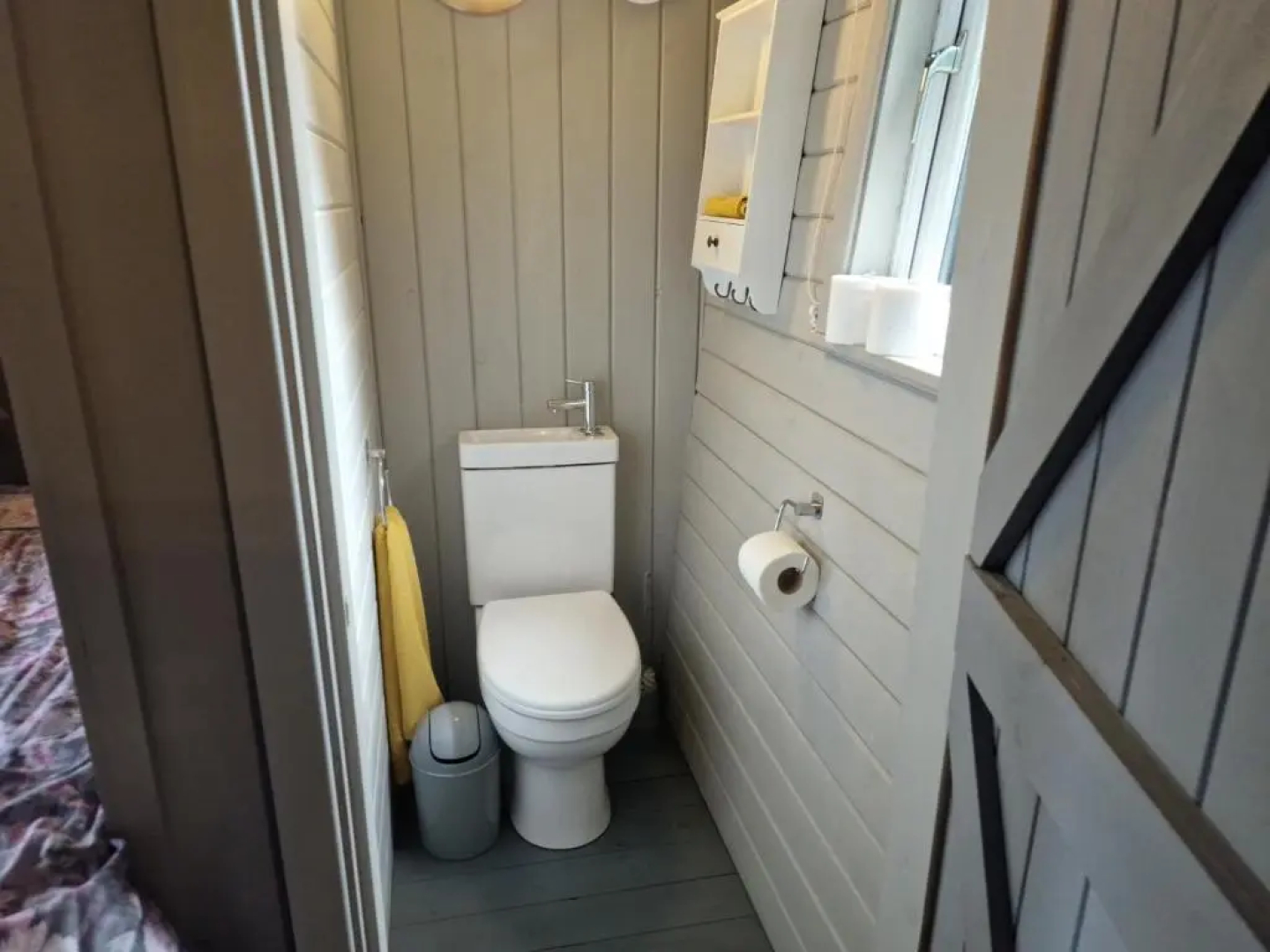 Cabin - Sleeps 2 hot tub & Parking