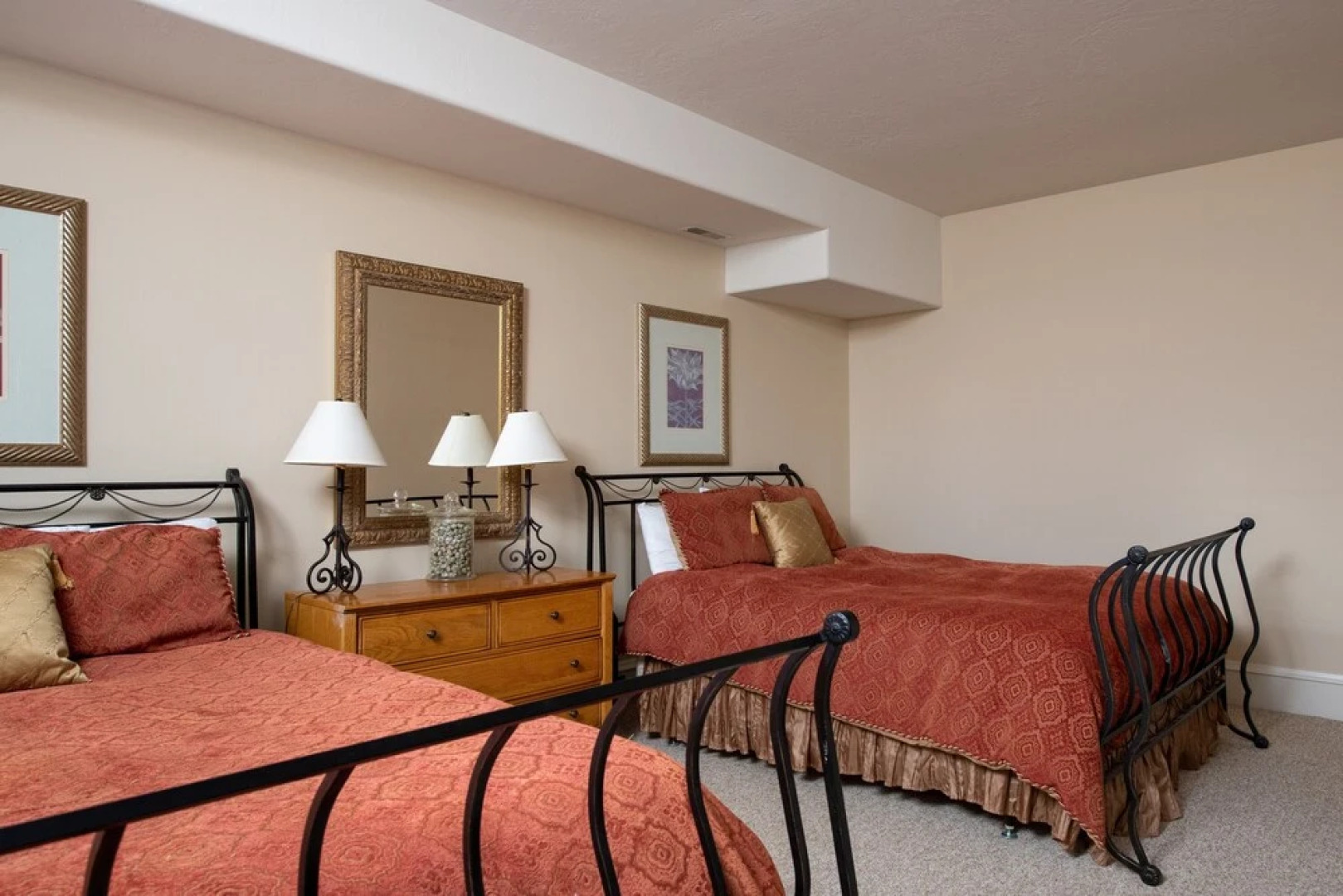 Family Getaway~hot Tub, Ice Castles & Tubing Hs 5 Bedroom Home by RedAwning