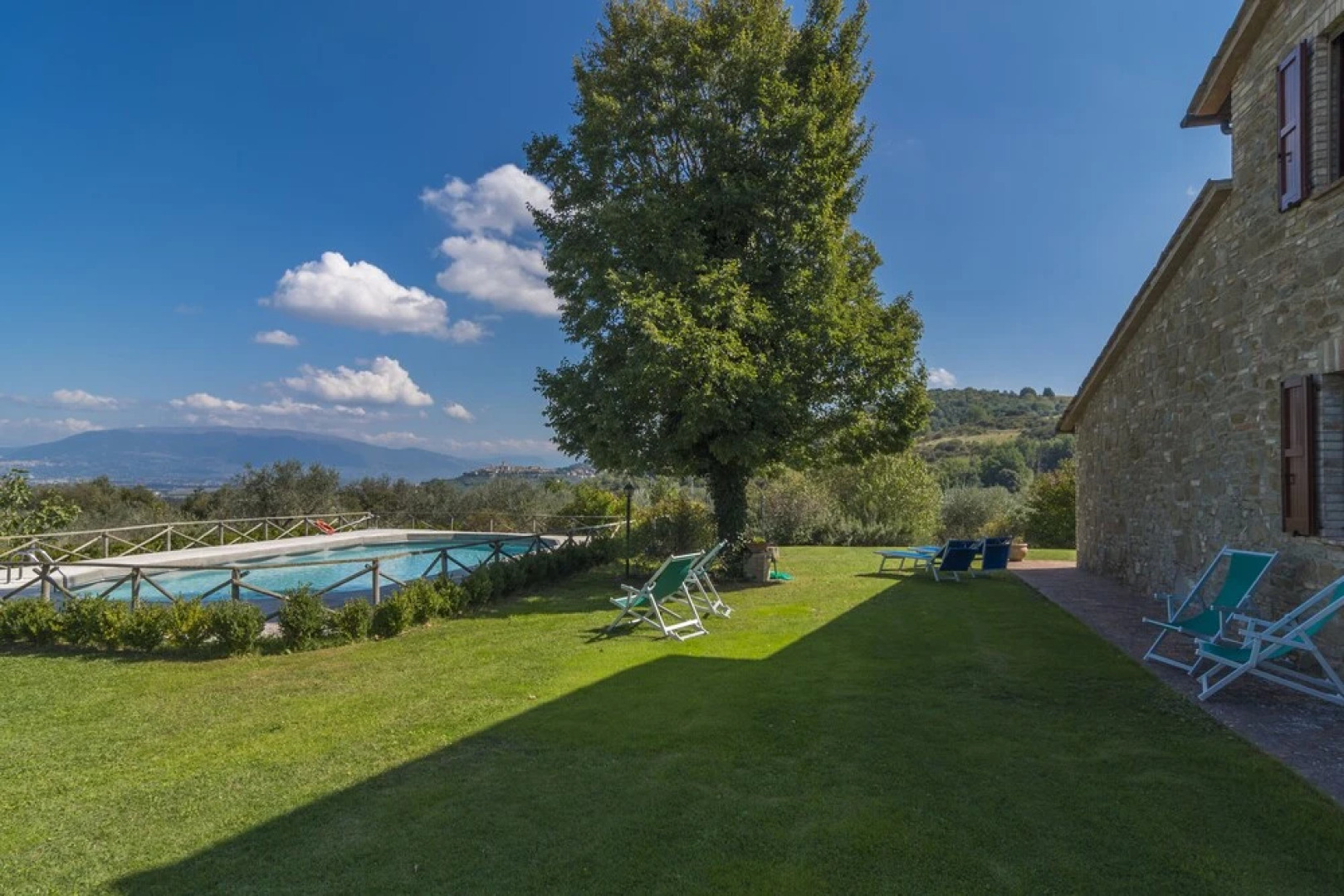 6 Bedrooms Umbrian farmhouse