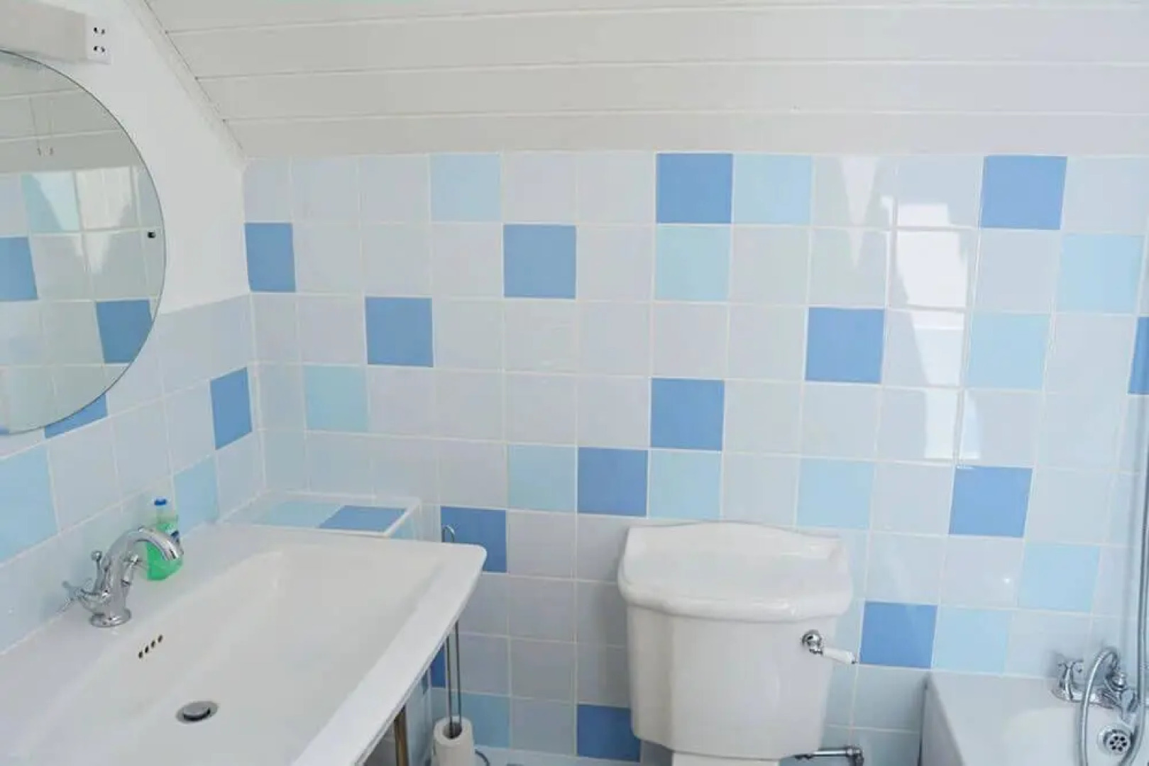 Stylish pet-friendly lakeside retreat in the Cotswold Water Park