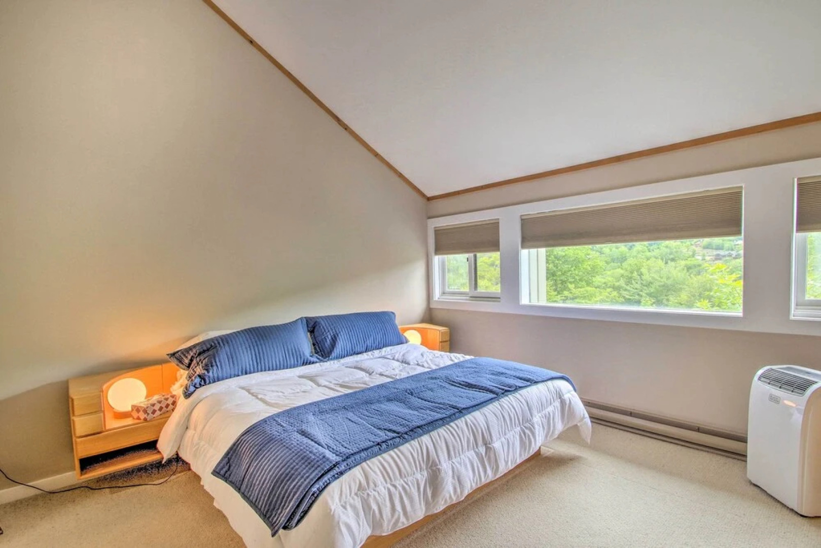 Cozy Lincoln Condo ~ 1 Mi to Loon Mountain!