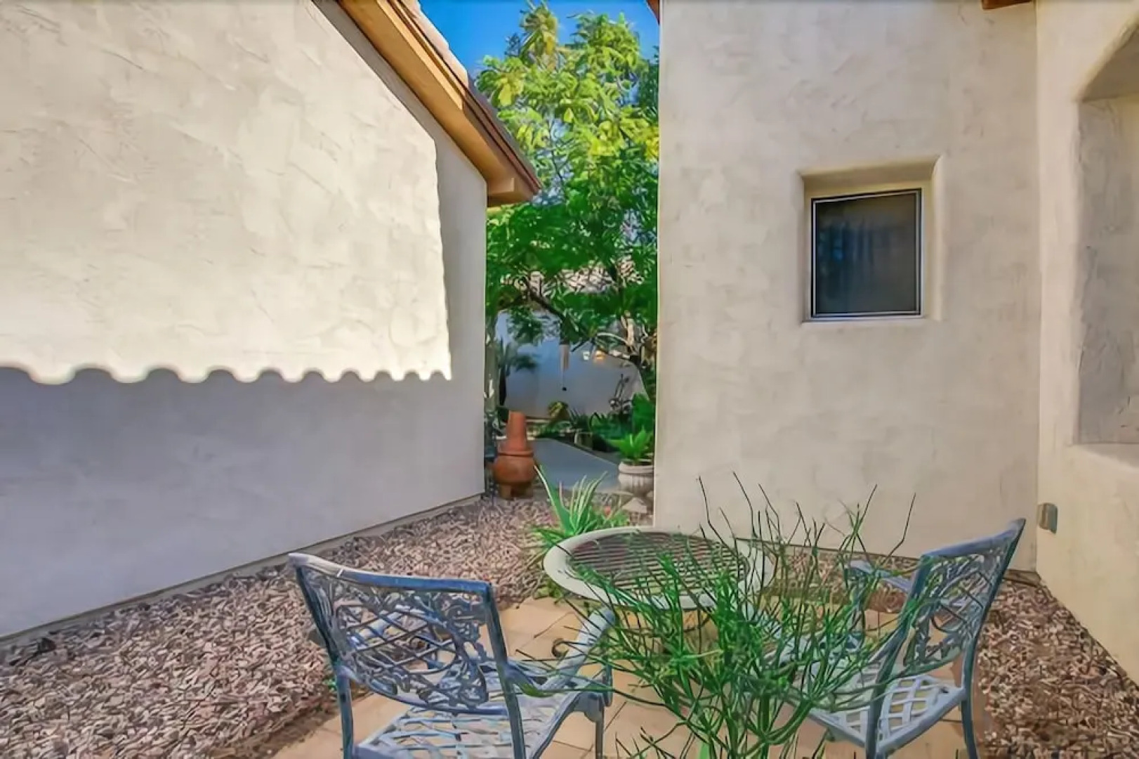 Elm St - 1 Br home by RedAwning