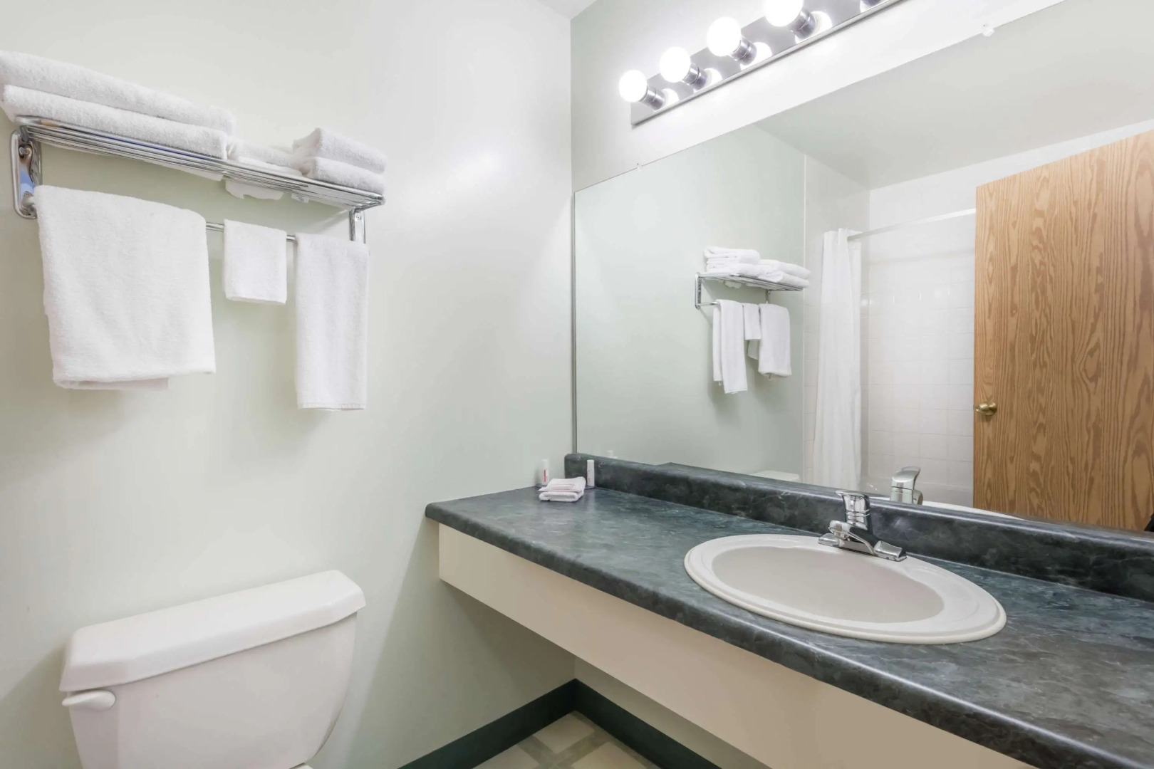 Super 8 by Wyndham Dauphin