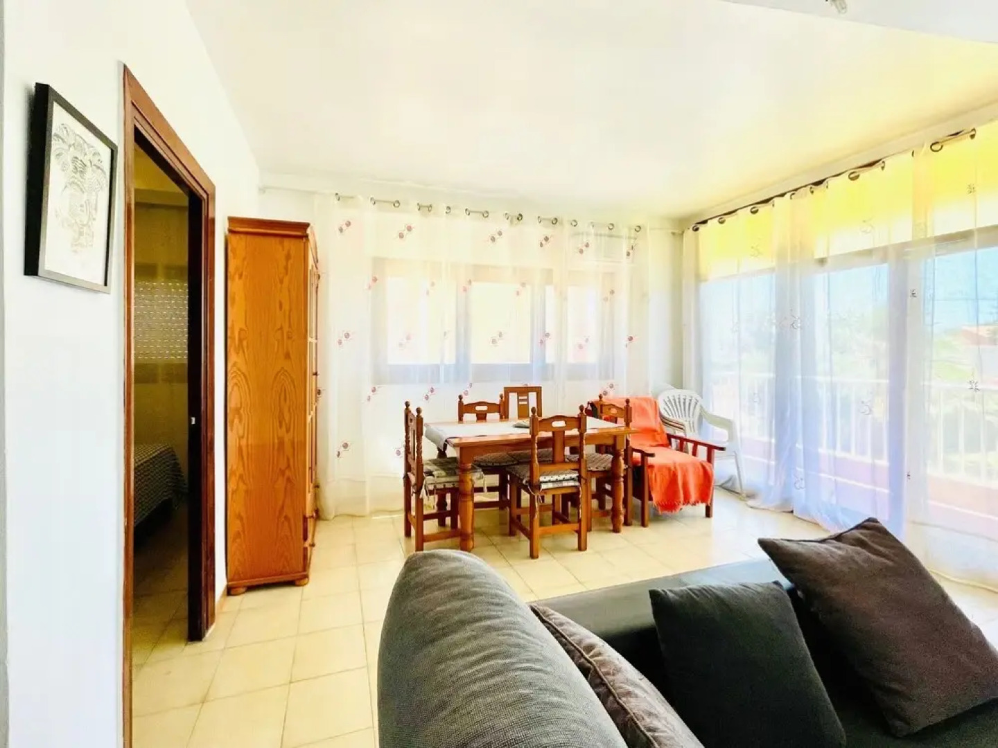 Mountain-view Apartment by Sea