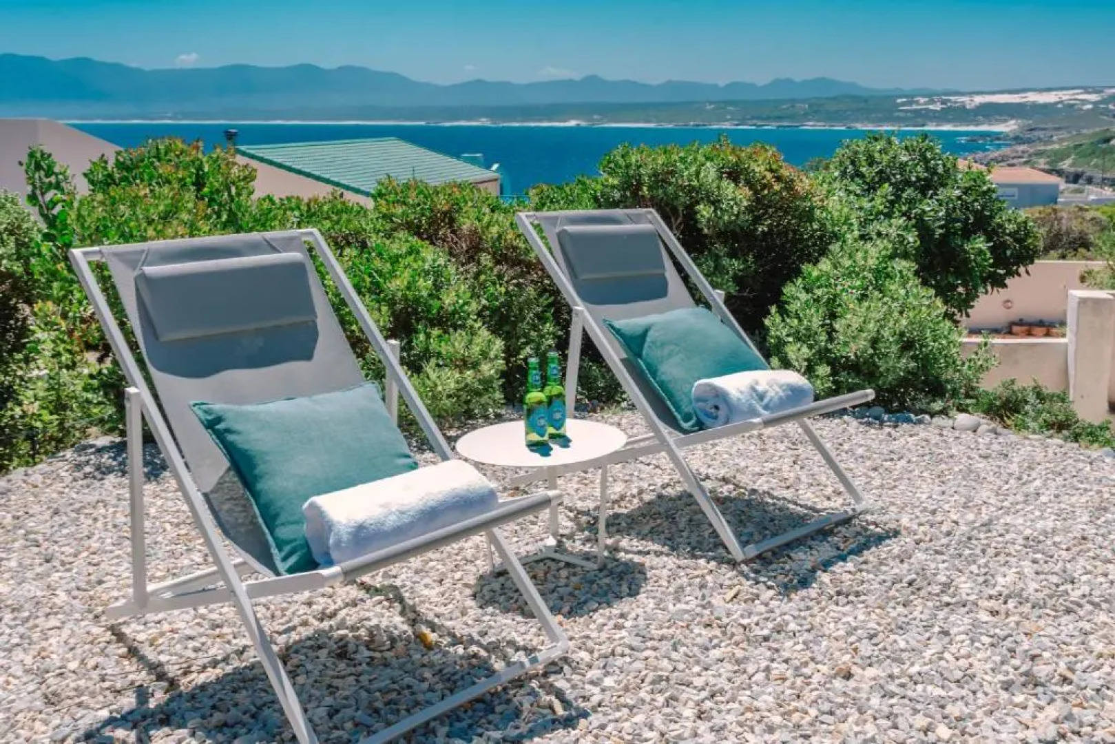 Oceanfront bungalow 3 br/2 ba, Wifi Fireplace: Guppy Huys