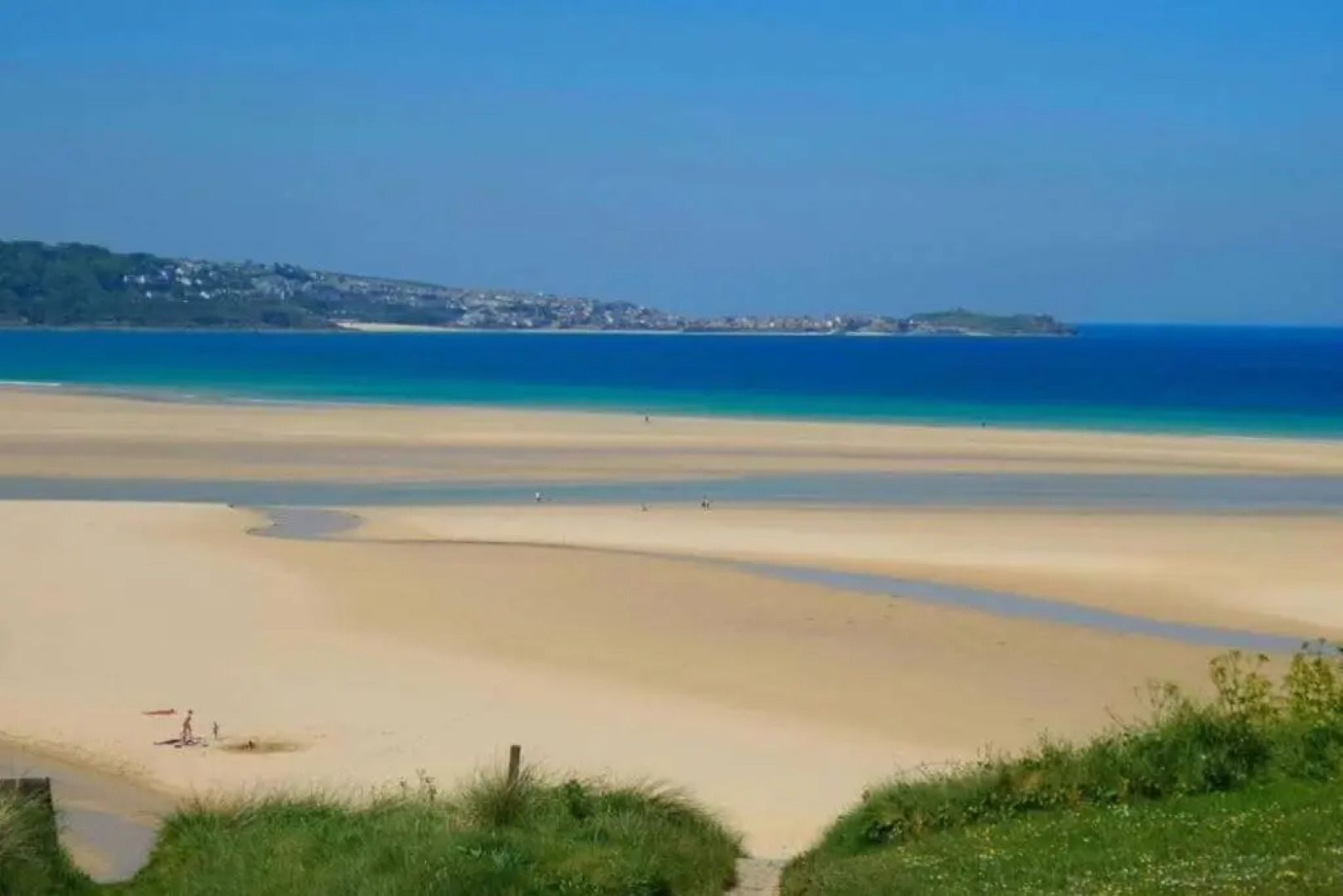 Cosy, Quiet bungalow, one minute from the beach.