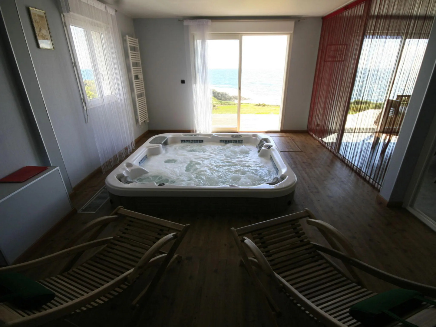 Beautiful villa by the sea with a large garden, jacuzzi, sauna and steam room.