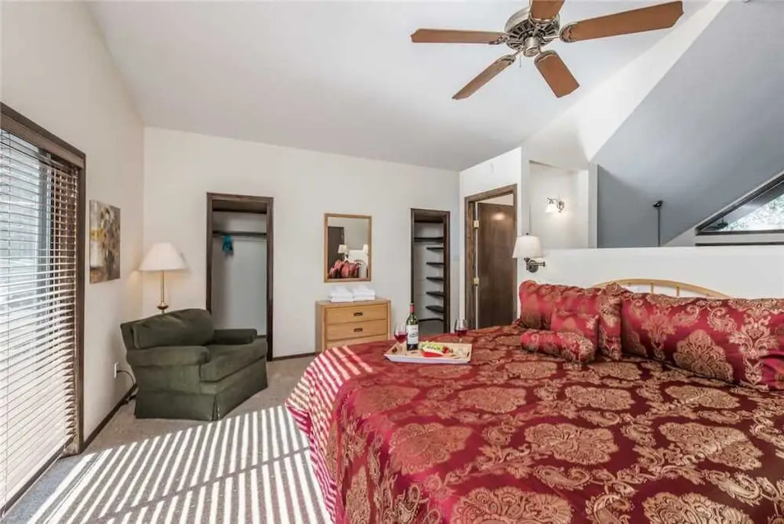 Gray Wolf Lodge - Four Bedroom Cabin with Hot Tub