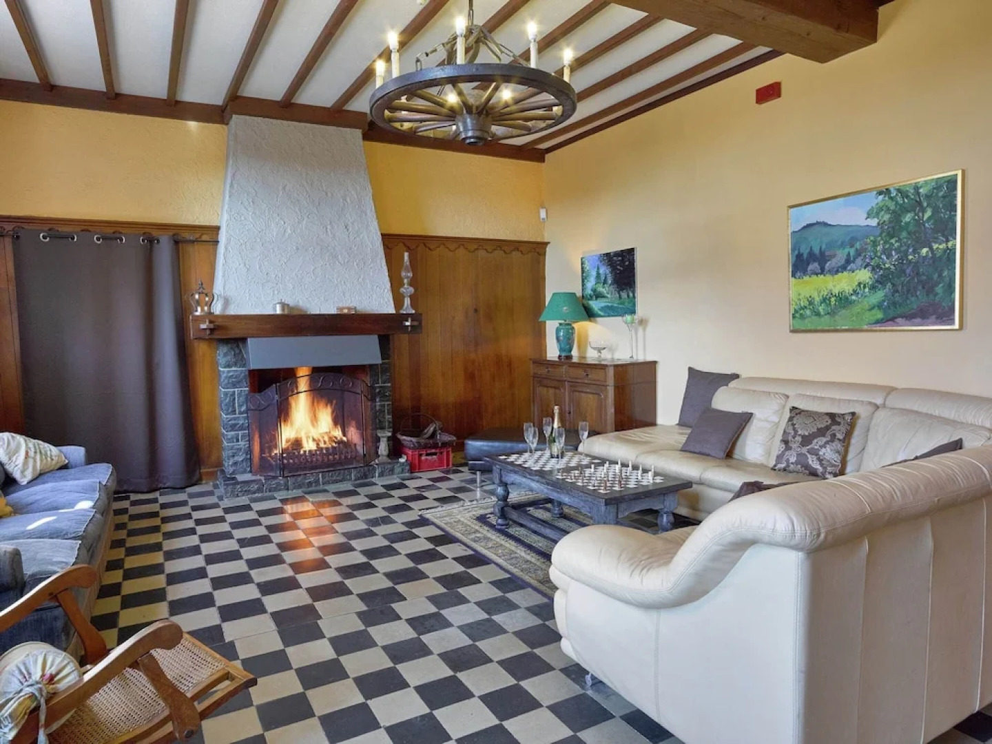 Spacious Holiday Home With Private Garden