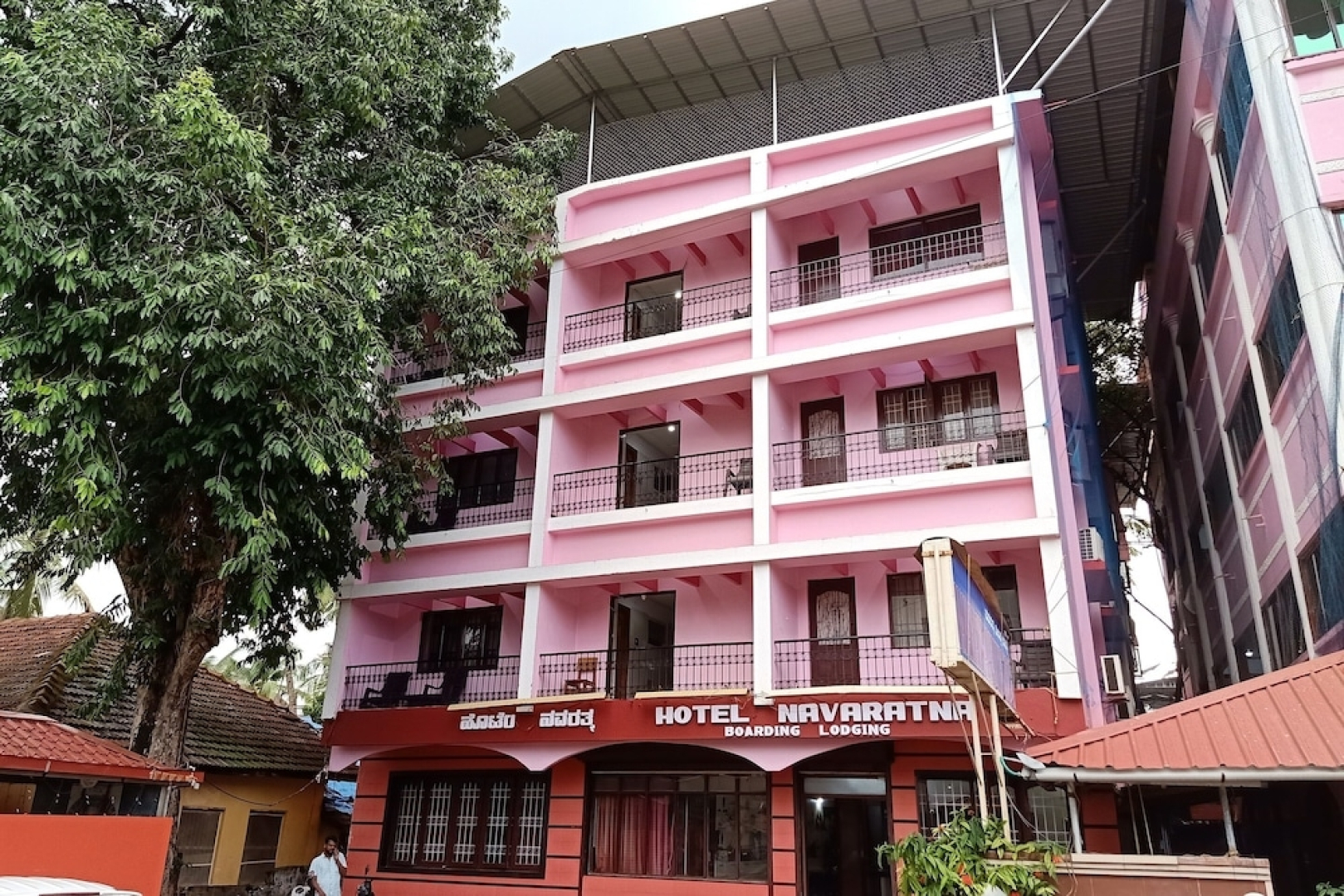 Spot On 45084 Hotel Navaratna Deluxe