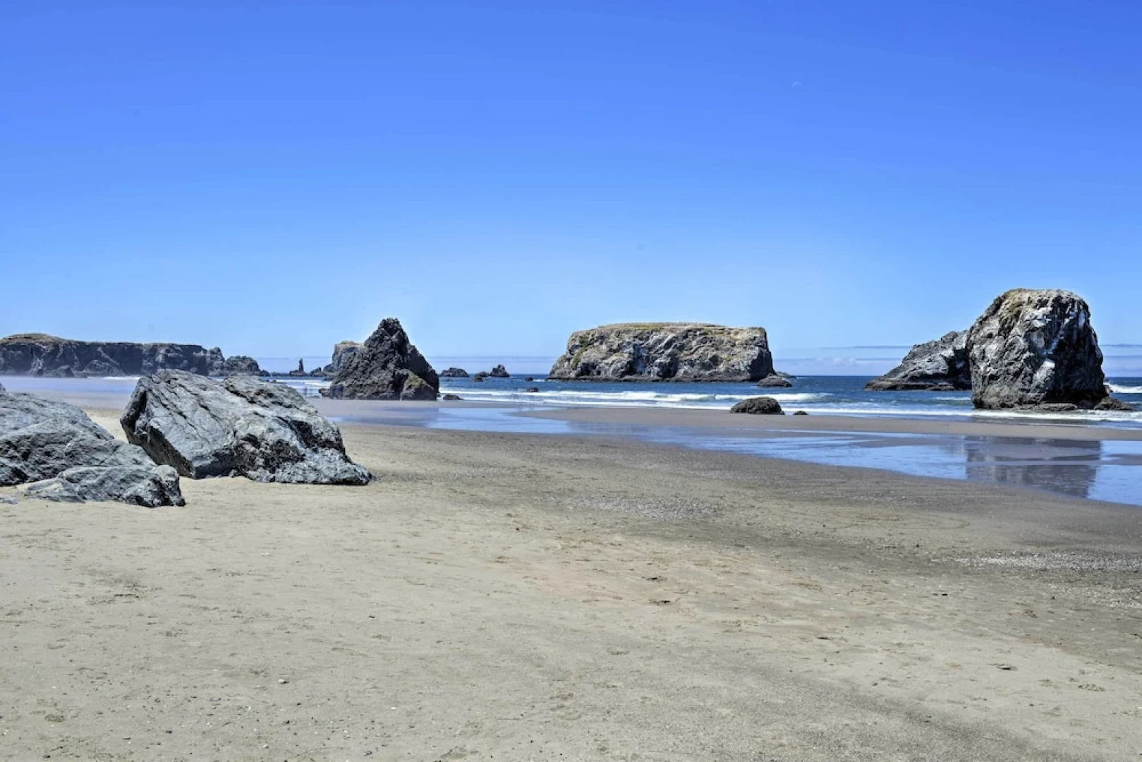 Bandon Home w/ Patio, Steps to South Jetty Park