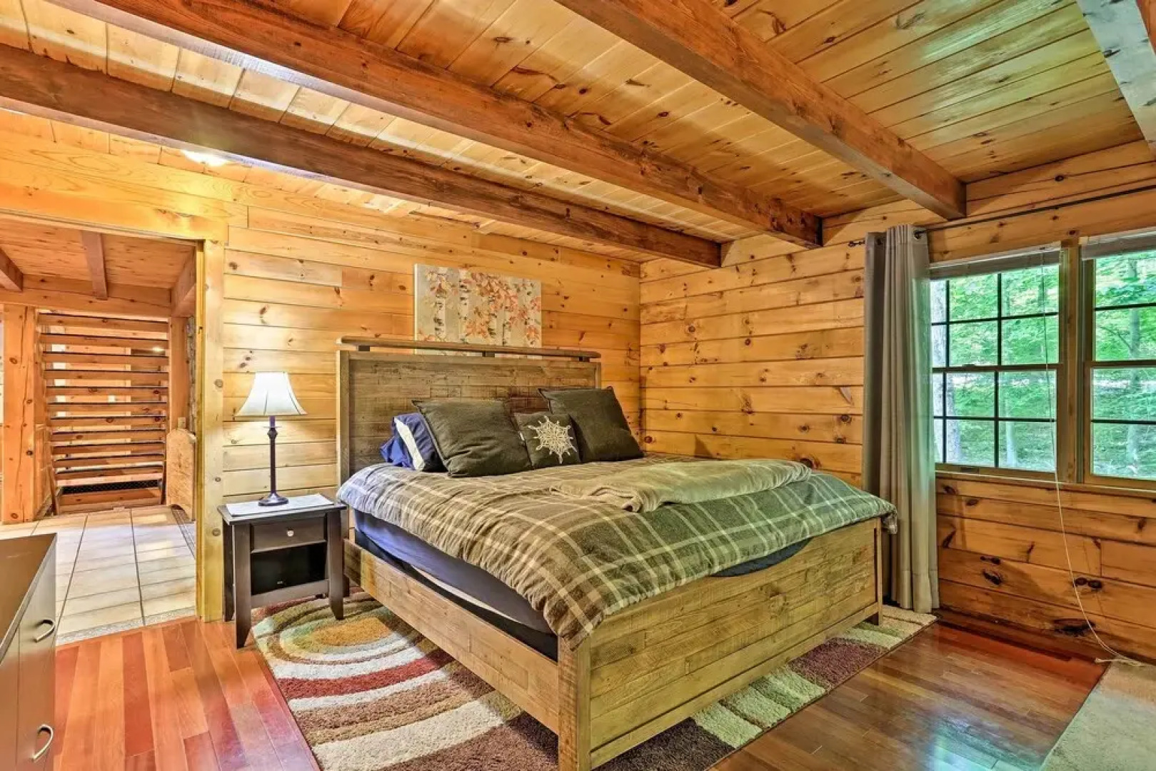 Spacious Cabin, 1 Block to Locust Lake Beach!