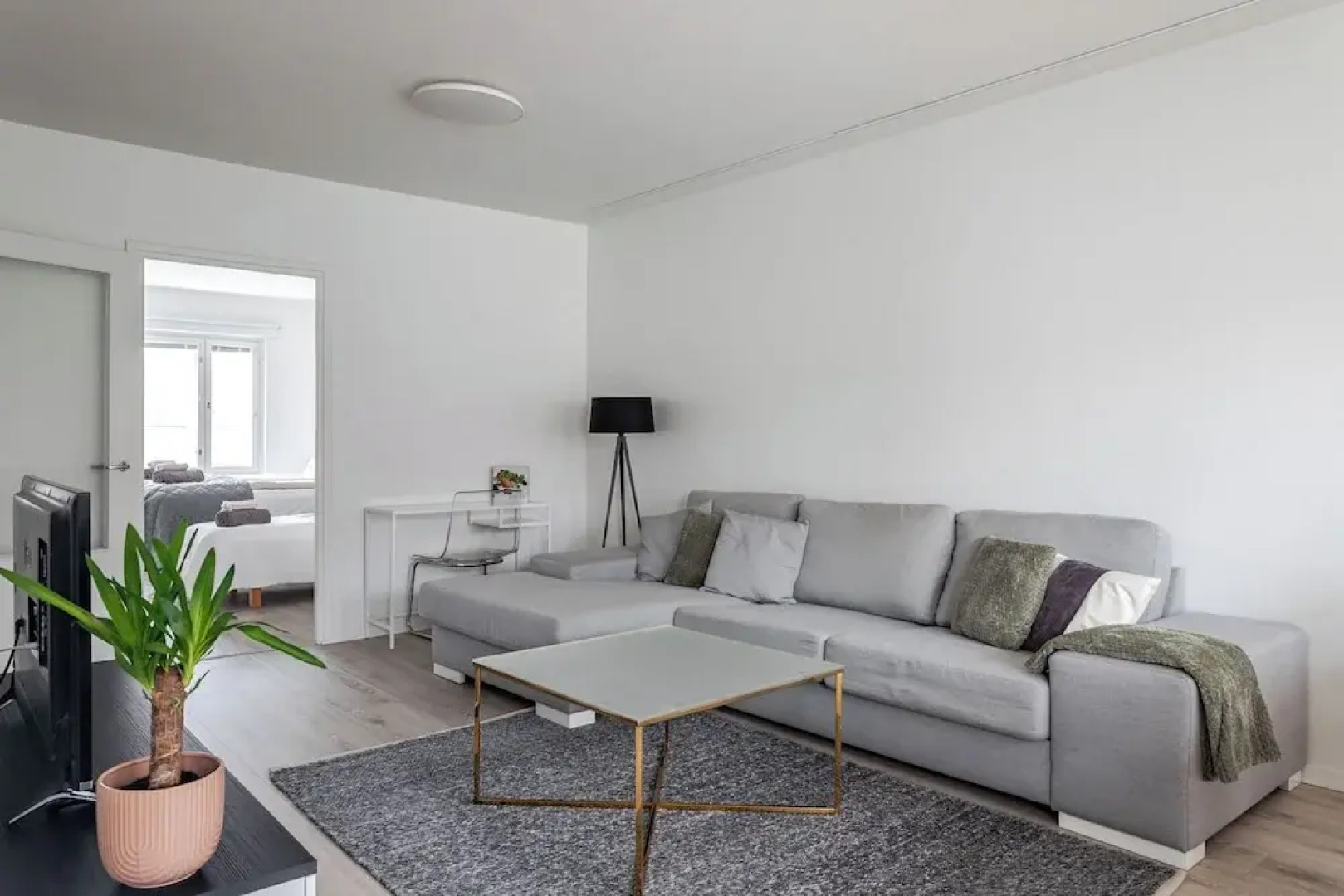 2BR Apt near Center with Free Parking