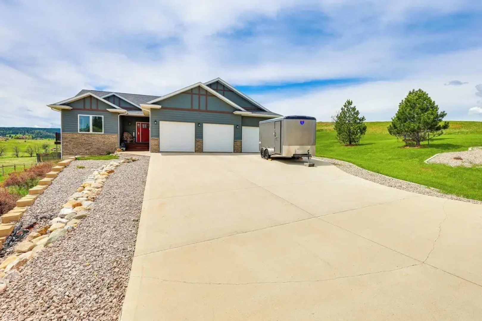 Spearfish Retreat w/ Fireplace + Mountain Views!