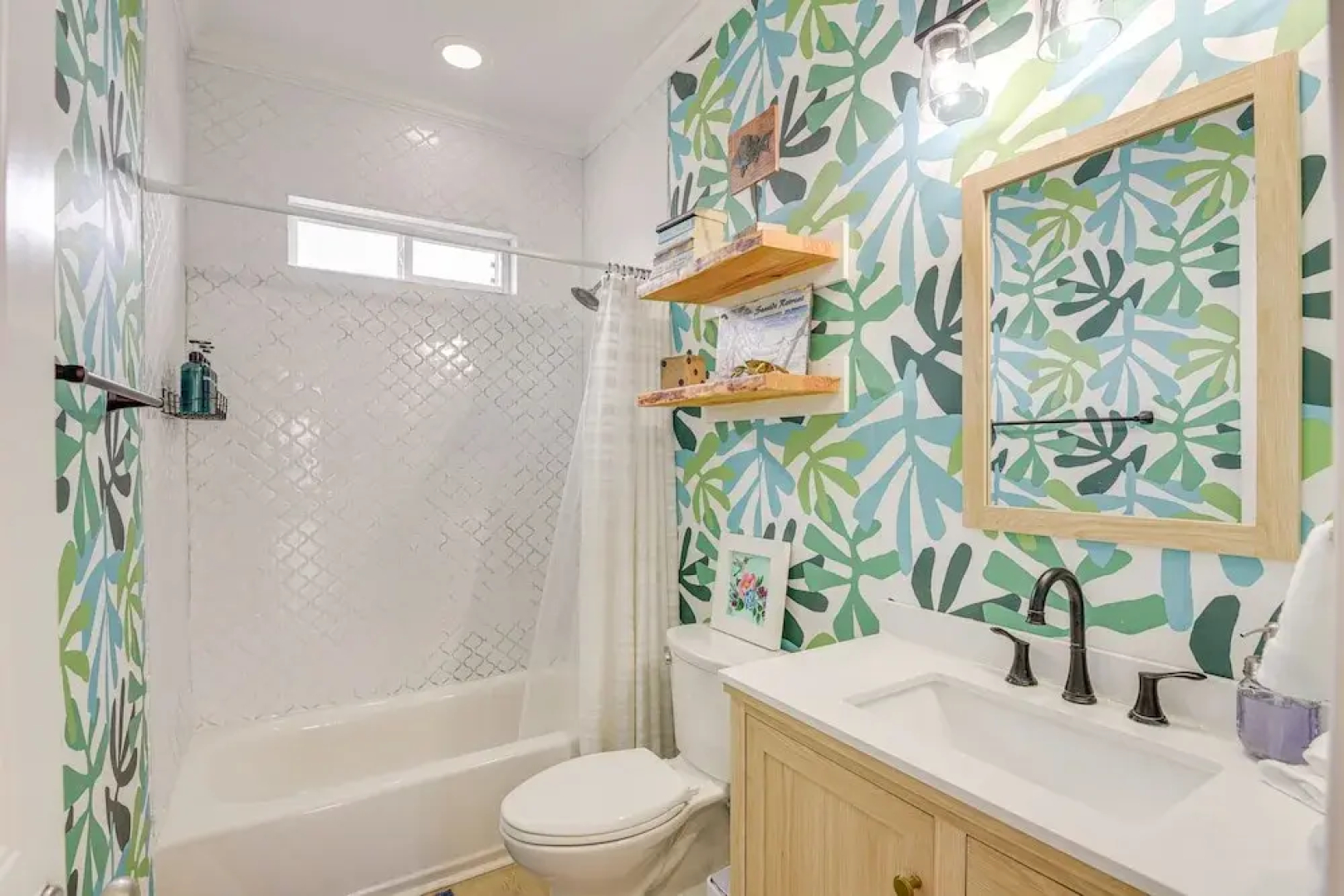 Family-friendly Crystal Beach Home: Steps to Beach