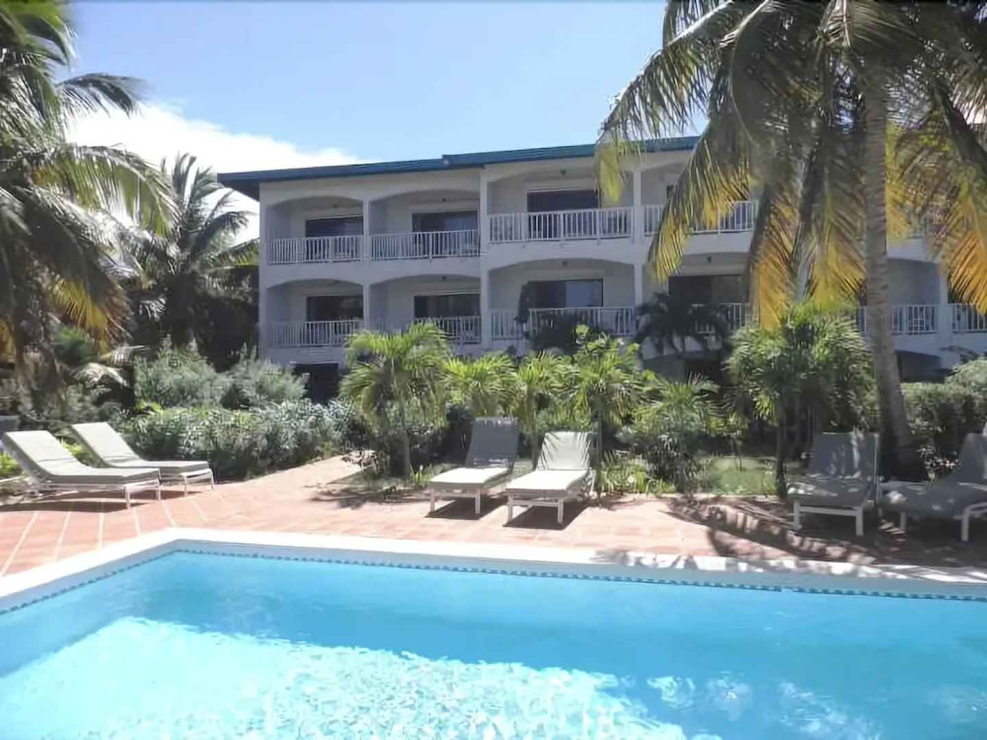 Allamanda Beach Club by RedAwning