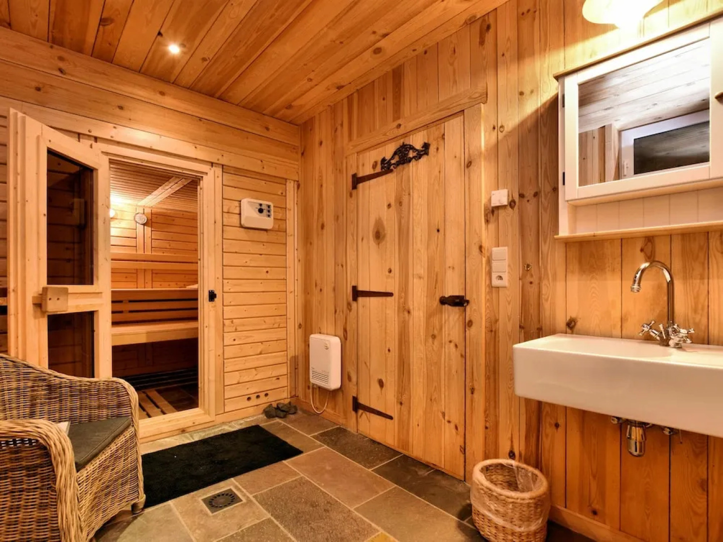 Cozy Holiday Home in Dion with Sauna and Jacuzzi