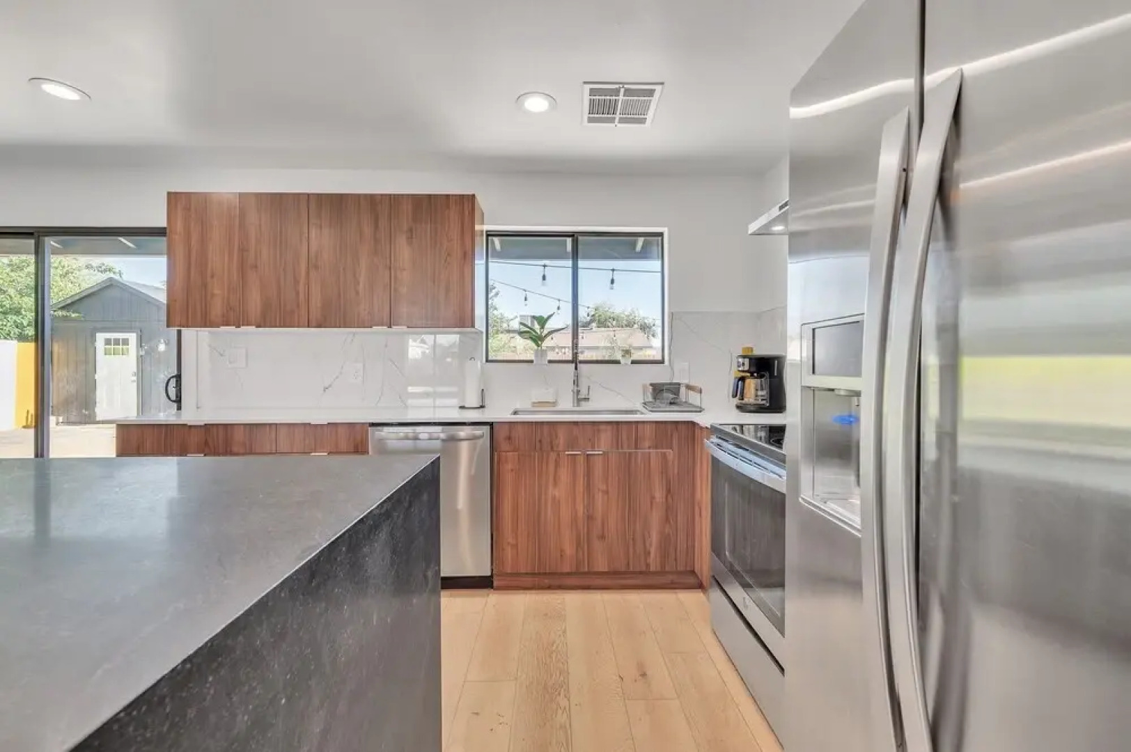 The Palms: Spacious 4-BR Retreat with Hot Tub near Gilbert by RedAwning