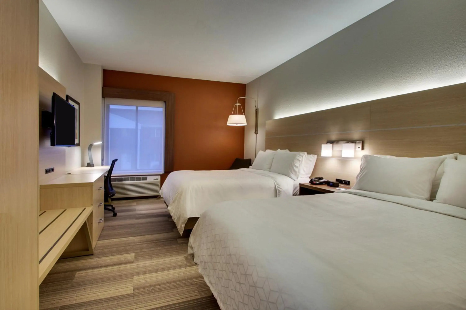 Holiday Inn Express & Suites - Interstate 380 at 33rd Avenue by IHG